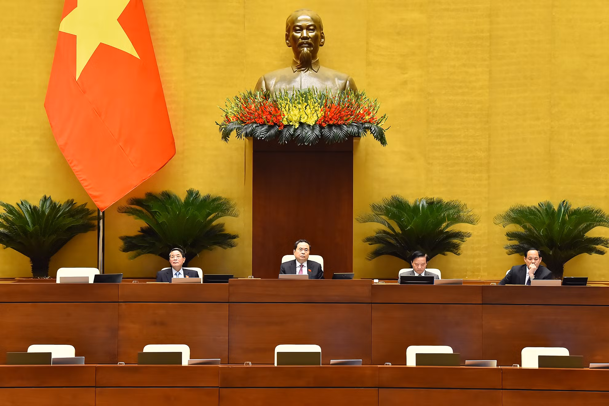 Chủ tịch Quốc hội Trần Thanh Mẫn và các Phó Chủ tịch Quốc hội dự phiên họp tại Hội trường Diên Hồng.