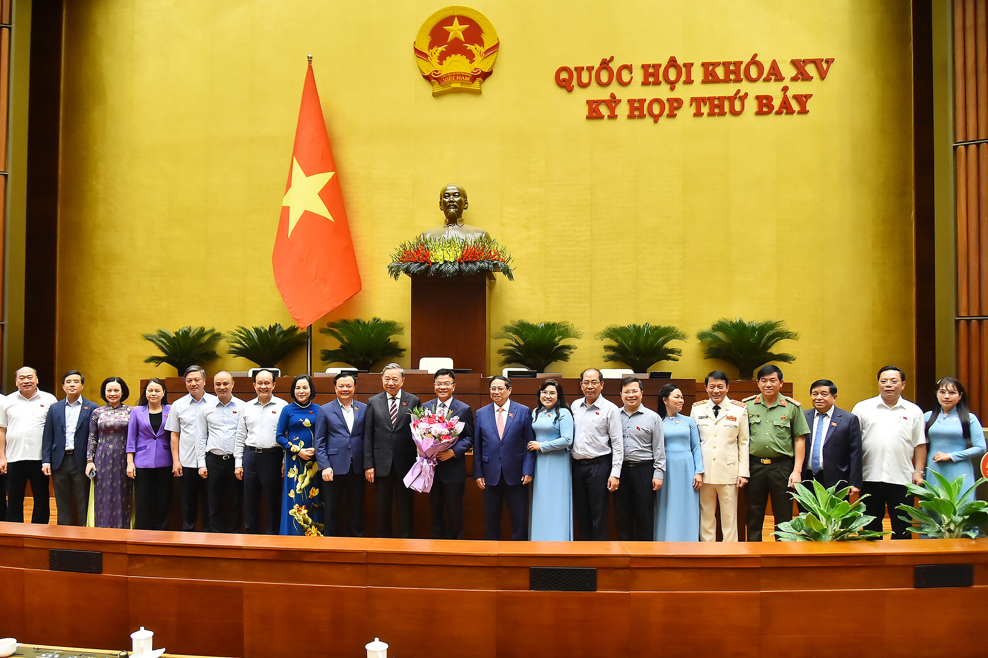 Chủ tịch nước Tô Lâm, Thủ tướng Phạm Minh Chính và các đại biểu Quốc hội chúc mừng Phó Thủ tướng Lê Thành Long, Phó Chủ tịch Quốc hội Nguyễn Thị Thanh và Bộ trưởng Công an Lương Tam Quang.