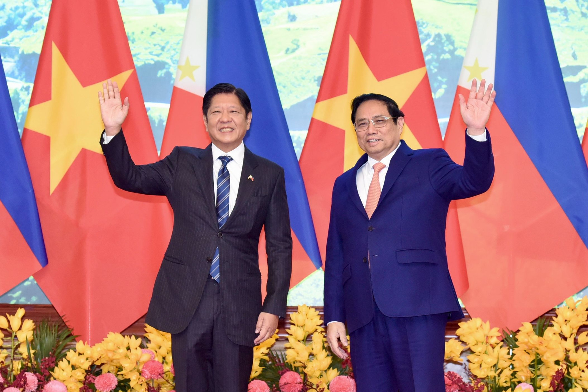 Thủ tướng Phạm Minh Chính và Tổng thống Philippines Ferdinand Romualdez Marcos Jr. vẫy chào các cơ quan thông tấn, báo chí.