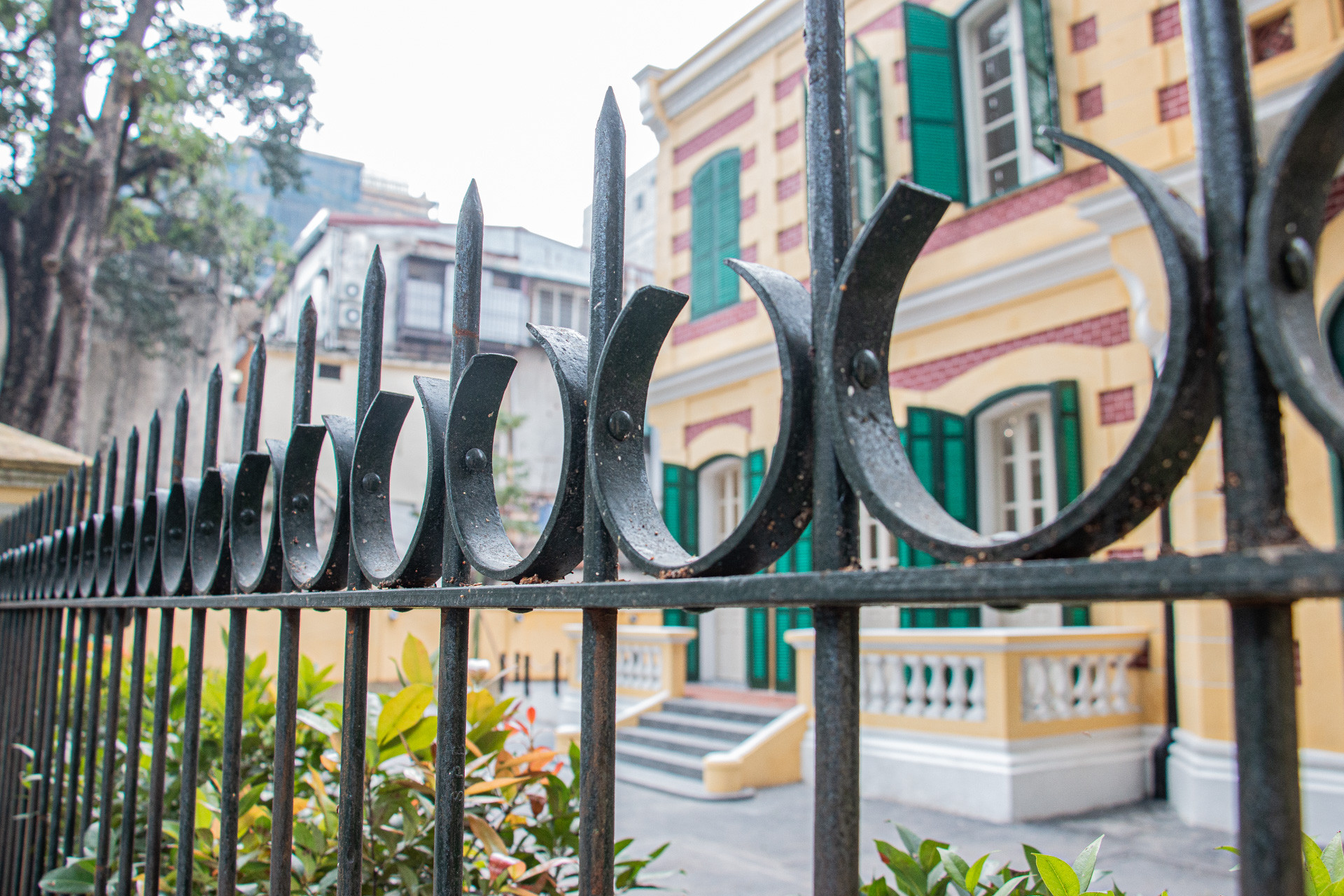 Hệ thống hàng rào bằng sắt bao quanh căn biệt thự được giữ nguyên theo lối kiến trúc Hà Nội xưa.