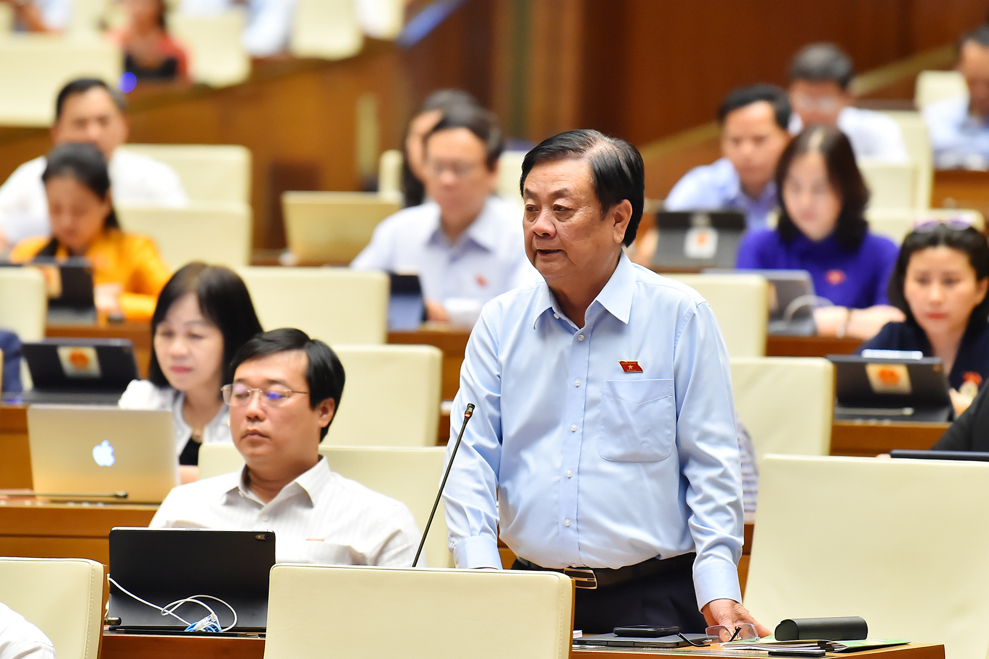 Bộ trưởng Nông nghiệp và Phát triển nông thôn Lê Minh Hoan tham gia trả lời chất vấn các đại biểu Quốc hội liên quan đến lĩnh vực phụ trách.