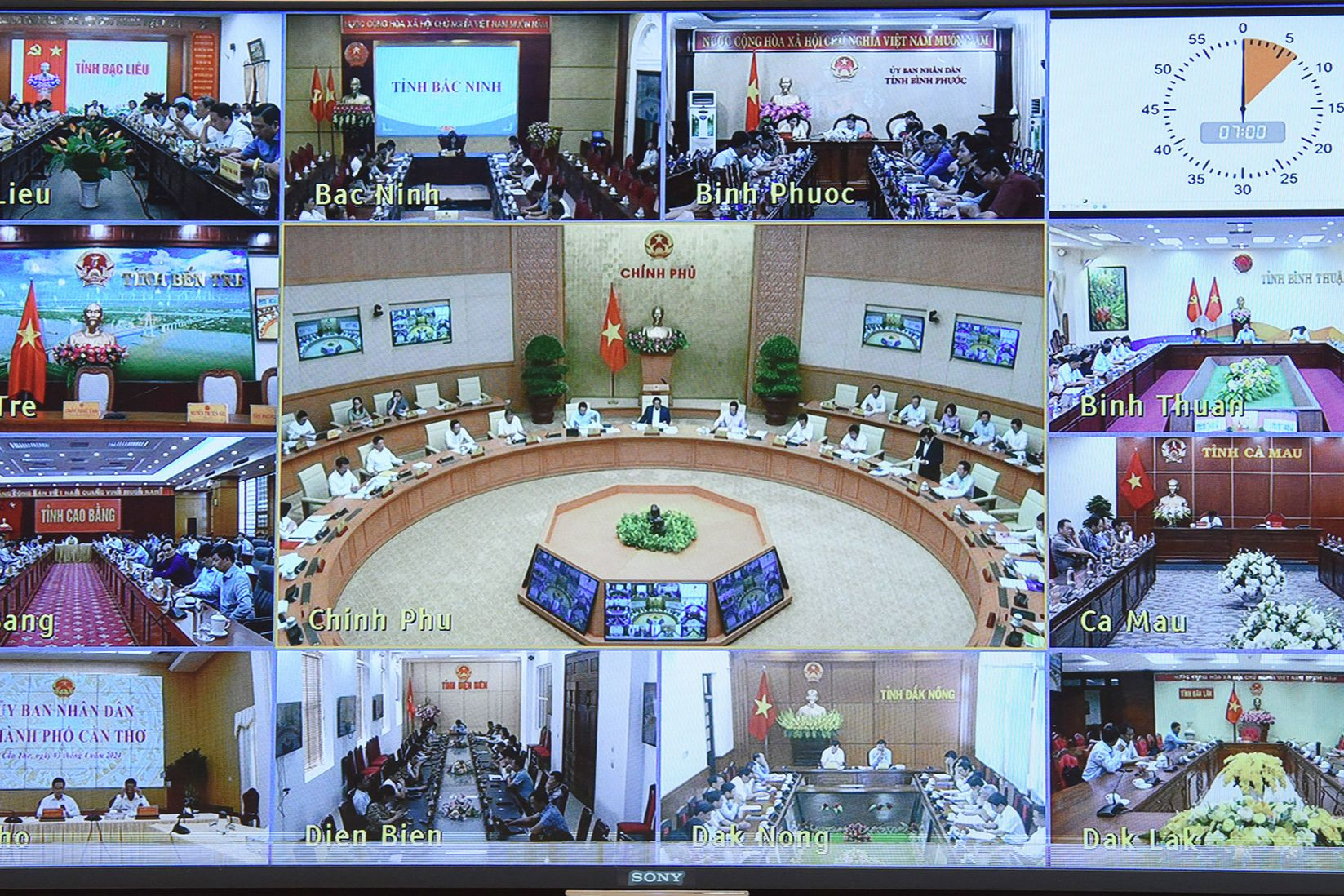 Phiên họp diễn ra dưới hình thức trực tuyến tại Văn phòng Chính phủ và trực tuyến đến 63 tỉnh, thành phố.