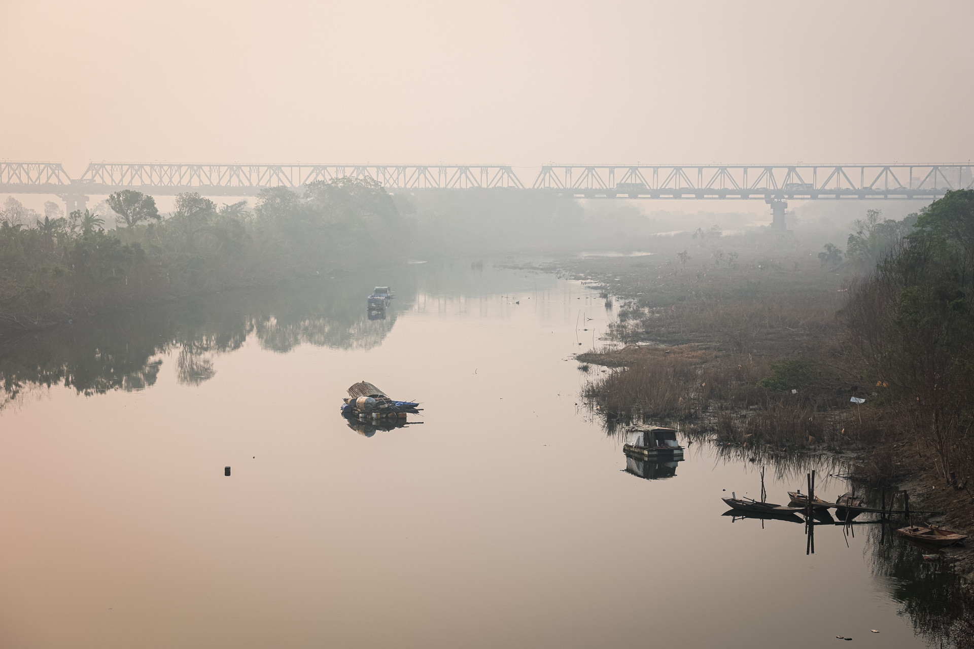 Phóng tầm mắt về phía Cầu Chương Dương, ta có thể thấy một khung cảnh cây cầu trầm ngâm cùng những chiếc thuyền in bóng xuống mặt sông Hồng thật yên bình, thơ mộng.