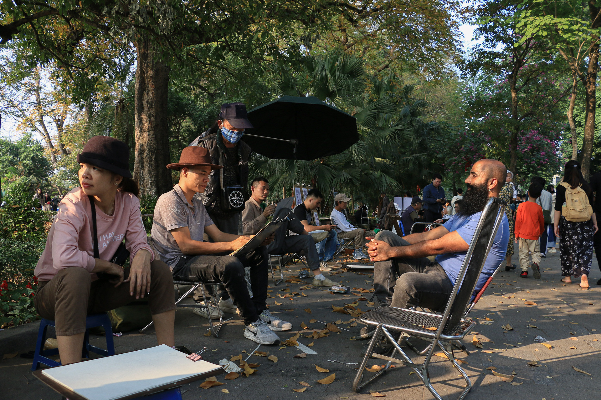 Nhiều vị khách du lịch lựa chọn vẽ truyền thần là hình thức để lưu lại kỉ niệm trong chuyến du lịch năm mới.