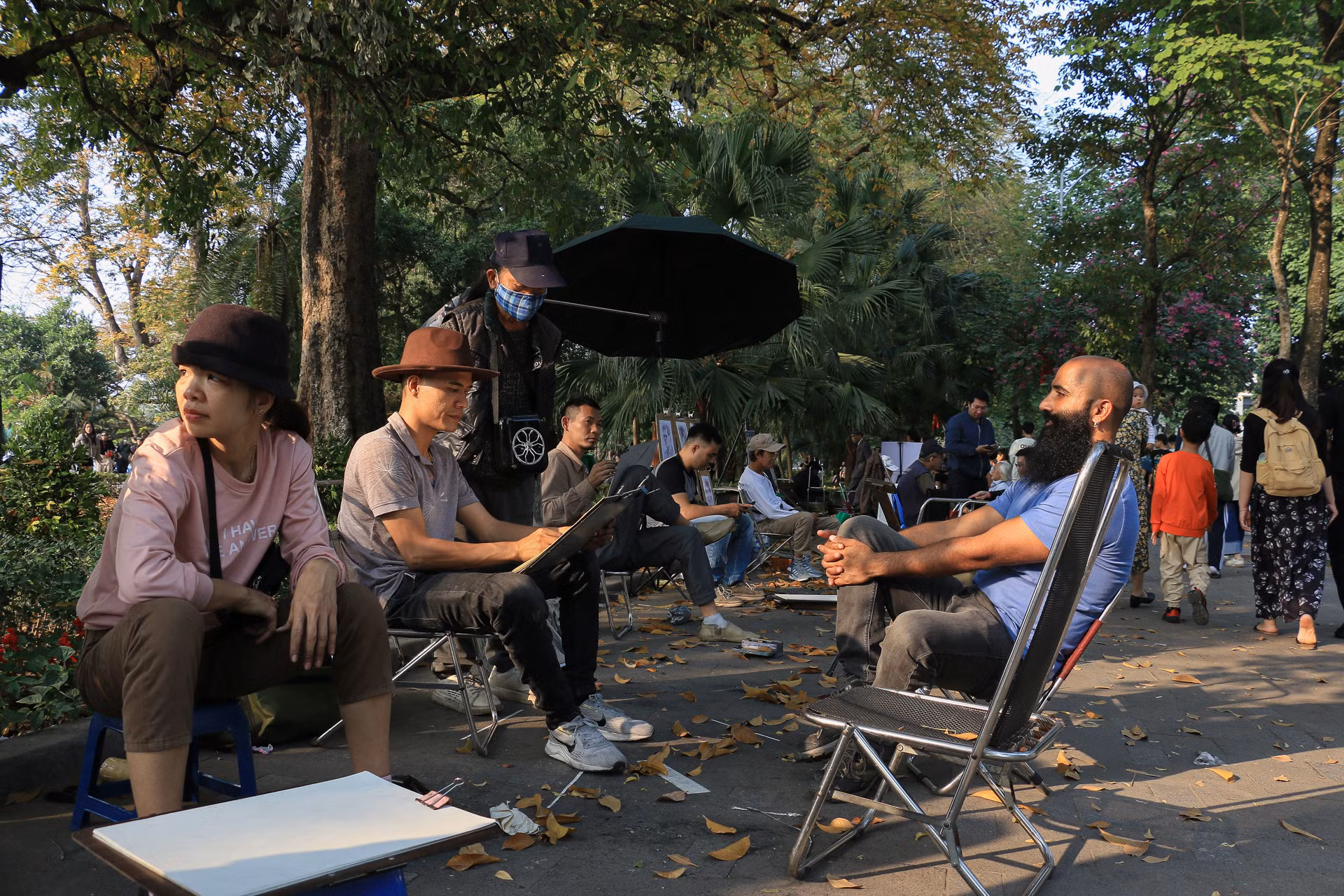 Nhiều vị khách du lịch lựa chọn vẽ truyền thần là hình thức để lưu lại kỉ niệm trong chuyến du lịch năm mới.