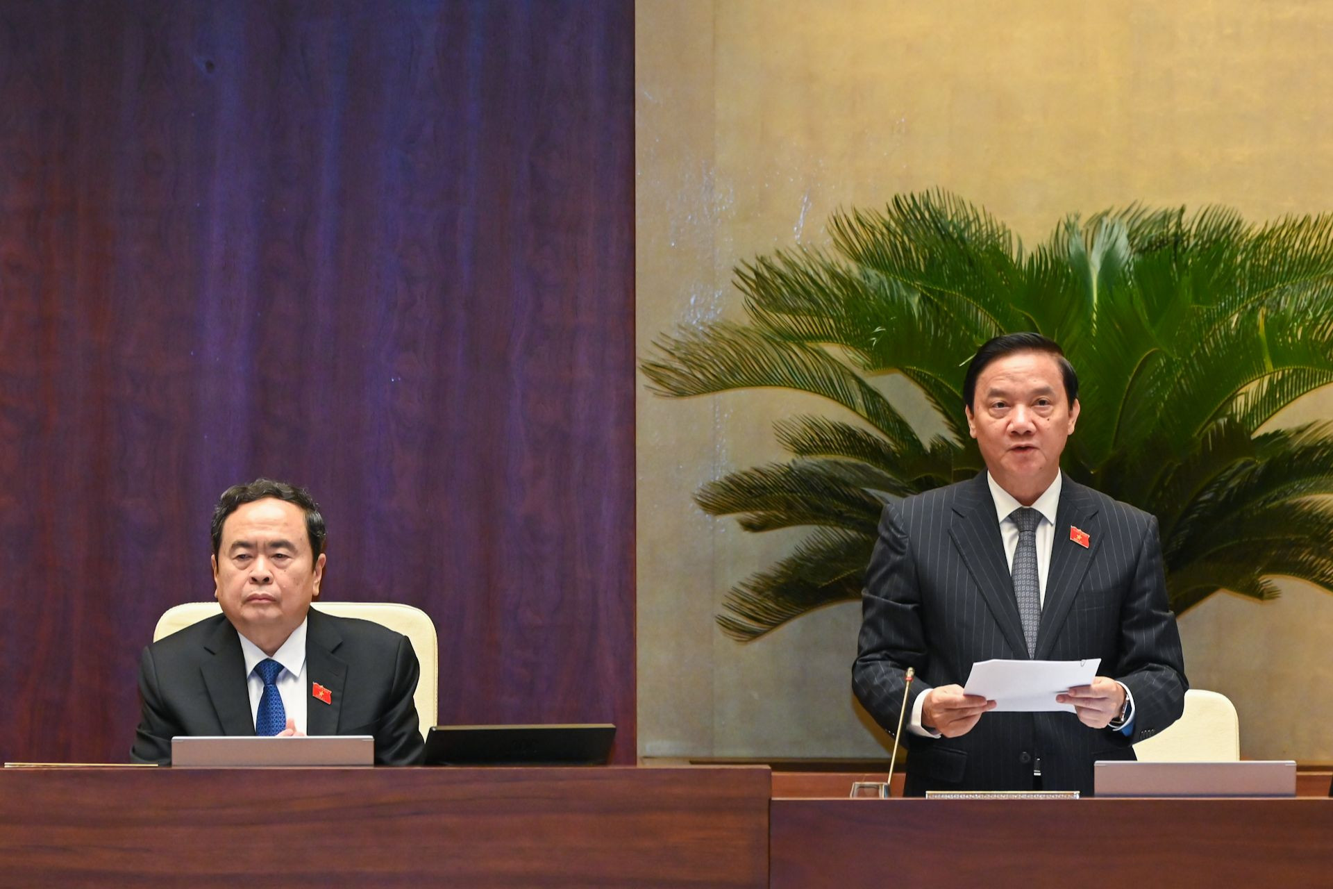 Phó Chủ tịch Quốc hội Nguyễn Khắc Định điều hành nội dung thảo luận tại phiên họp.