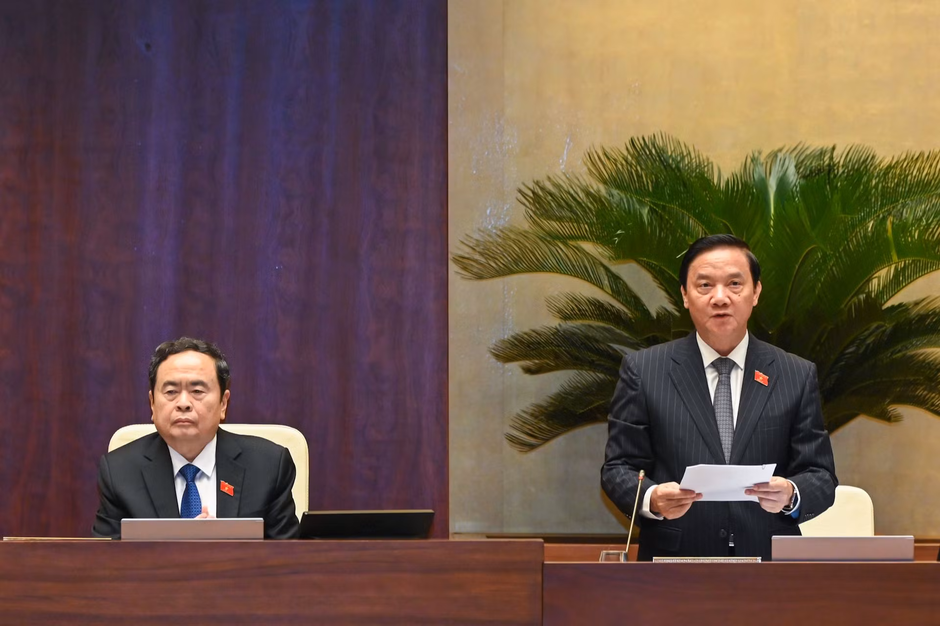 Phó Chủ tịch Quốc hội Nguyễn Khắc Định điều hành nội dung thảo luận tại phiên họp.