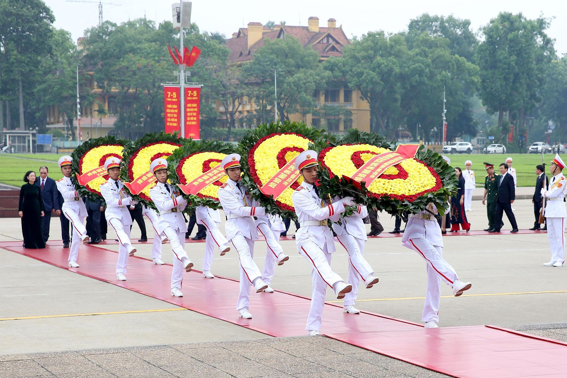 Vòng hoa của Đoàn mang dòng chữ “Đời đời nhớ ơn Chủ tịch Hồ Chí Minh vĩ đại”.