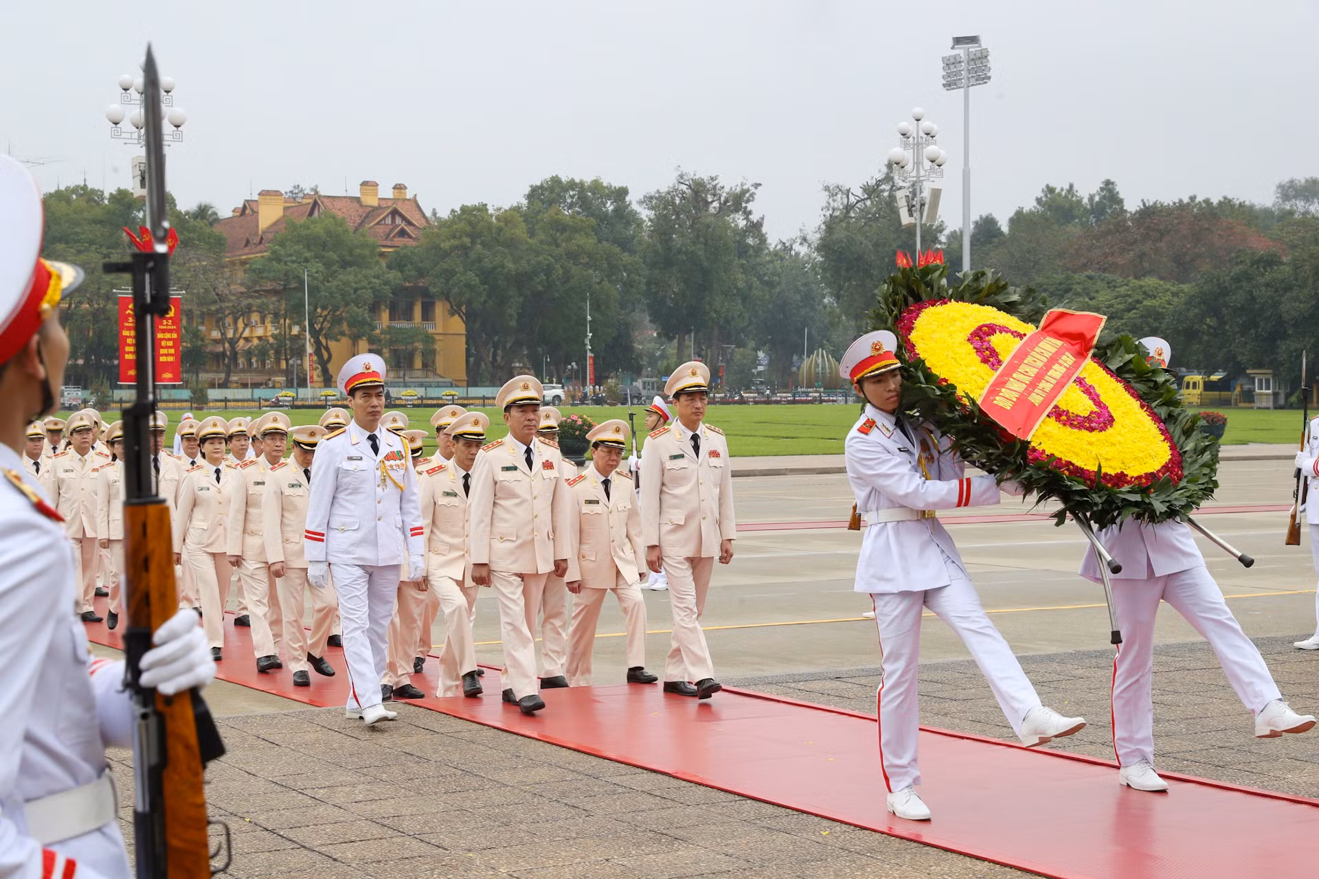 Đoàn đại biểu Đảng ủy Công an Trung ương-Bộ Công an vào Lăng viếng Chủ tịch Hồ Chí Minh.