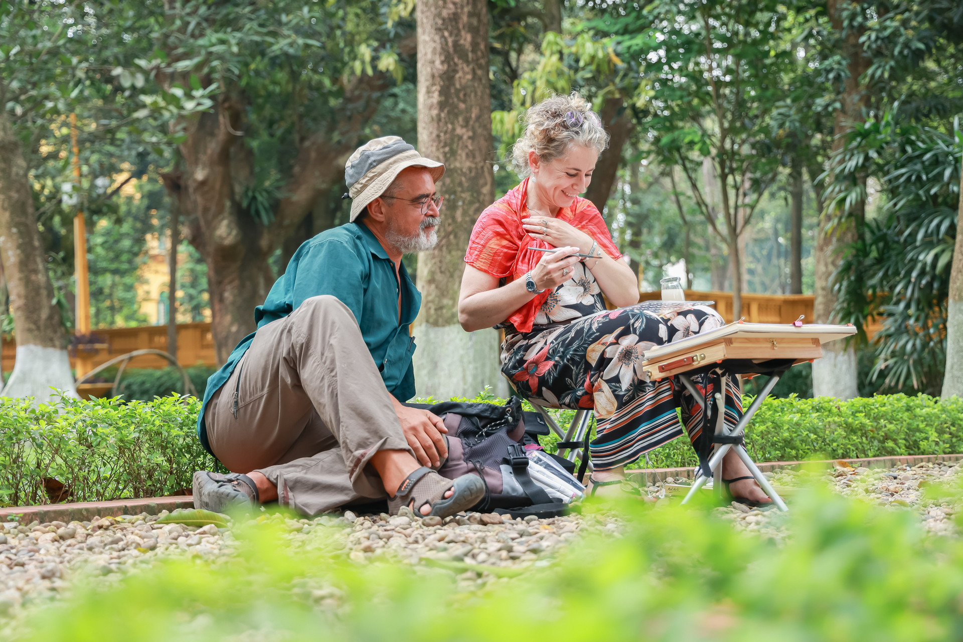 Sau khi hoàn thành tác phẩm của mình, Enrique Flores sẽ tới chỗ của các học viên để hướng dẫn và nhận xét các bức vẽ một cách tận tình. Sau khi hoàn thành tác phẩm của mình, Enrique Flores sẽ tới chỗ của các học viên để hướng dẫn và nhận xét các bức vẽ một cách tận tình.