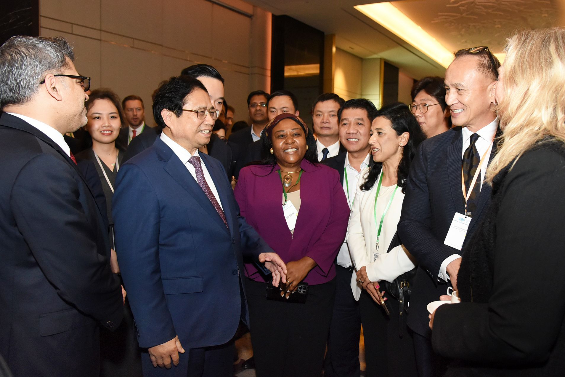 Thủ tướng Phạm Minh Chính trao đổi với các đại biểu tham dự Diễn đàn doanh nghiệp Việt Nam thường niên trong giờ nghỉ giải lao.