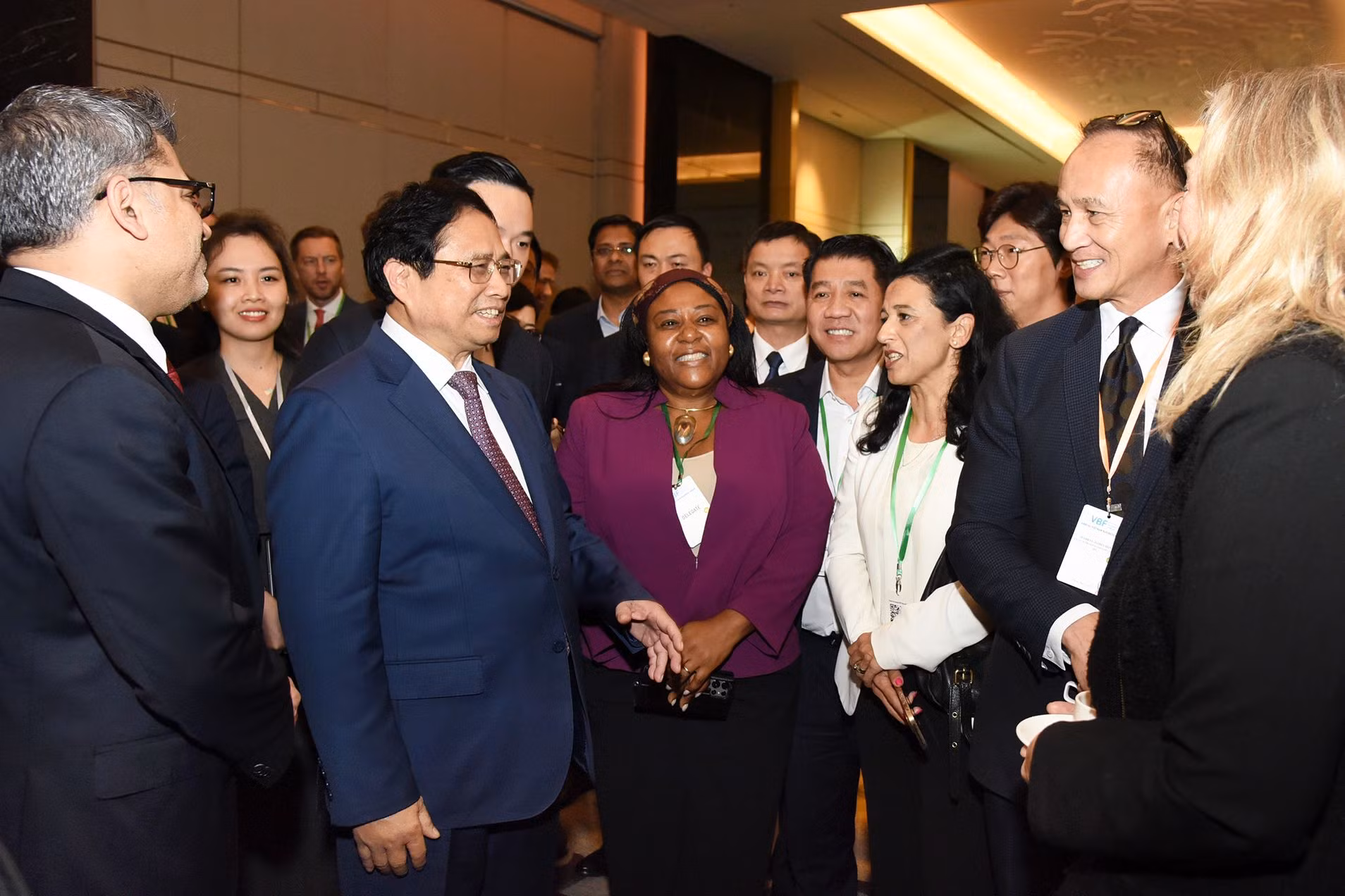 Thủ tướng Phạm Minh Chính trao đổi với các đại biểu tham dự Diễn đàn doanh nghiệp Việt Nam thường niên trong giờ nghỉ giải lao.