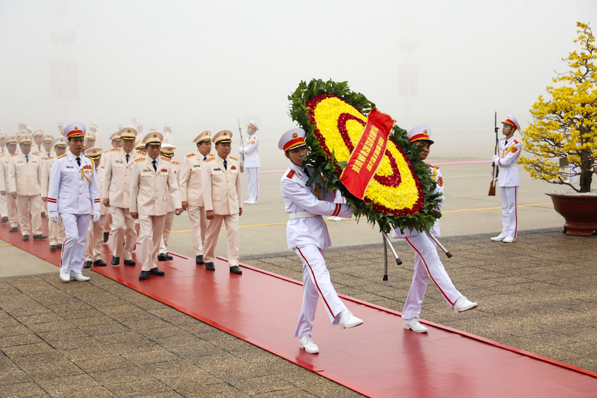 Đoàn đại biểu Đảng ủy Công an Trung ương và Bộ Công an vào Lăng viếng Chủ tịch Hồ Chí Minh.