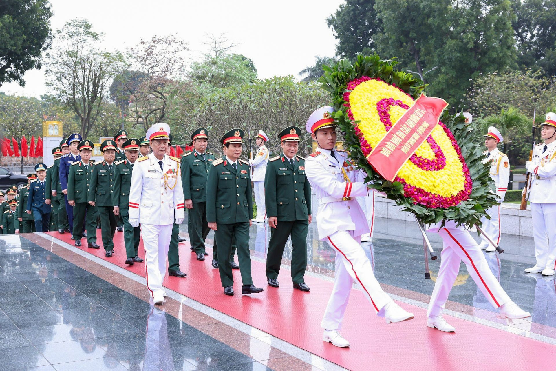 Đoàn đại biểu Quân ủy Trung ương-Bộ Quốc phòng đặt vòng hoa tại Đài tưởng niệm các Anh hùng Liệt sĩ trên đường Bắc Sơn, Hà Nội.