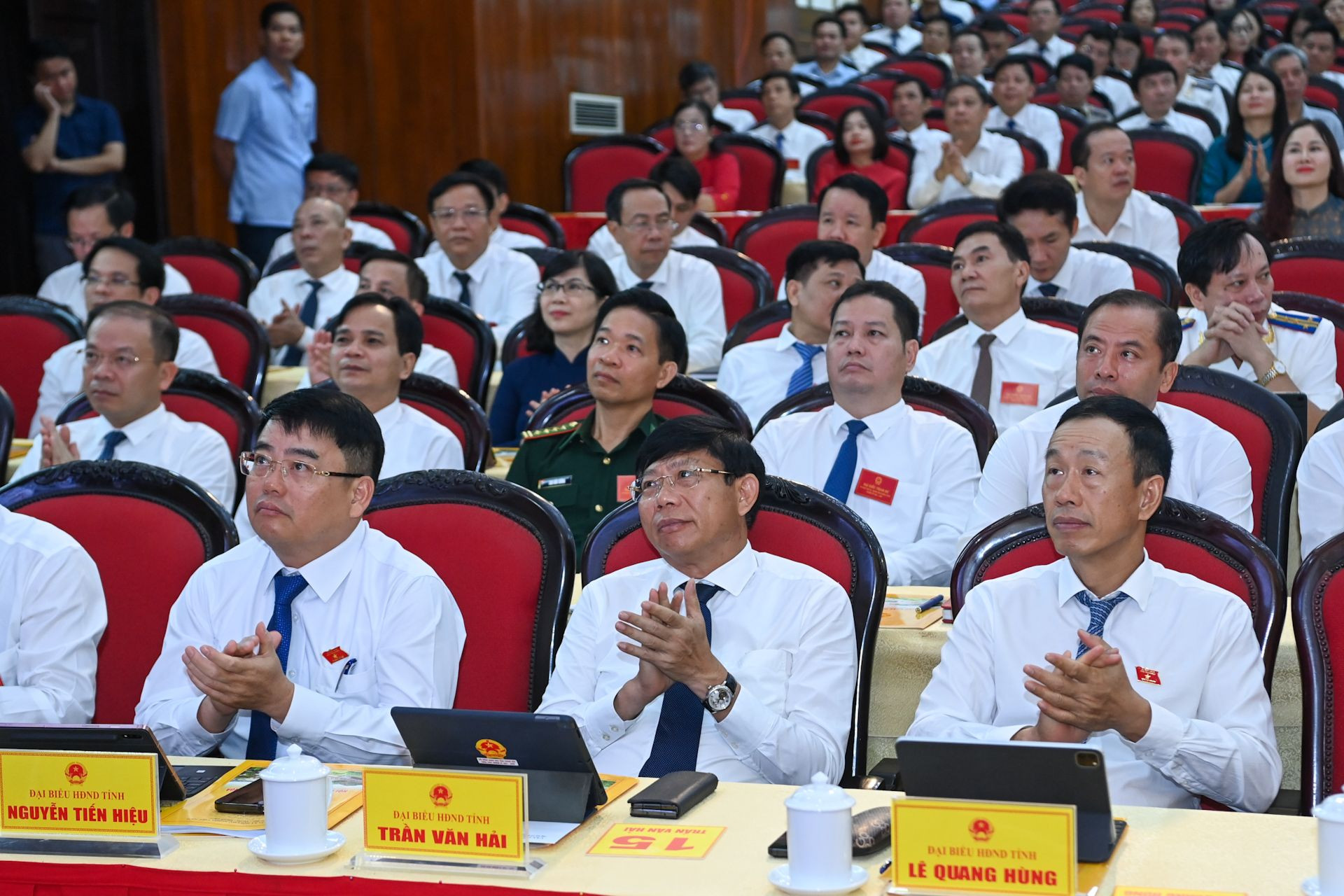 Các đại biểu Hội đồng nhân dân tỉnh Thanh Hóa dự phiên họp.