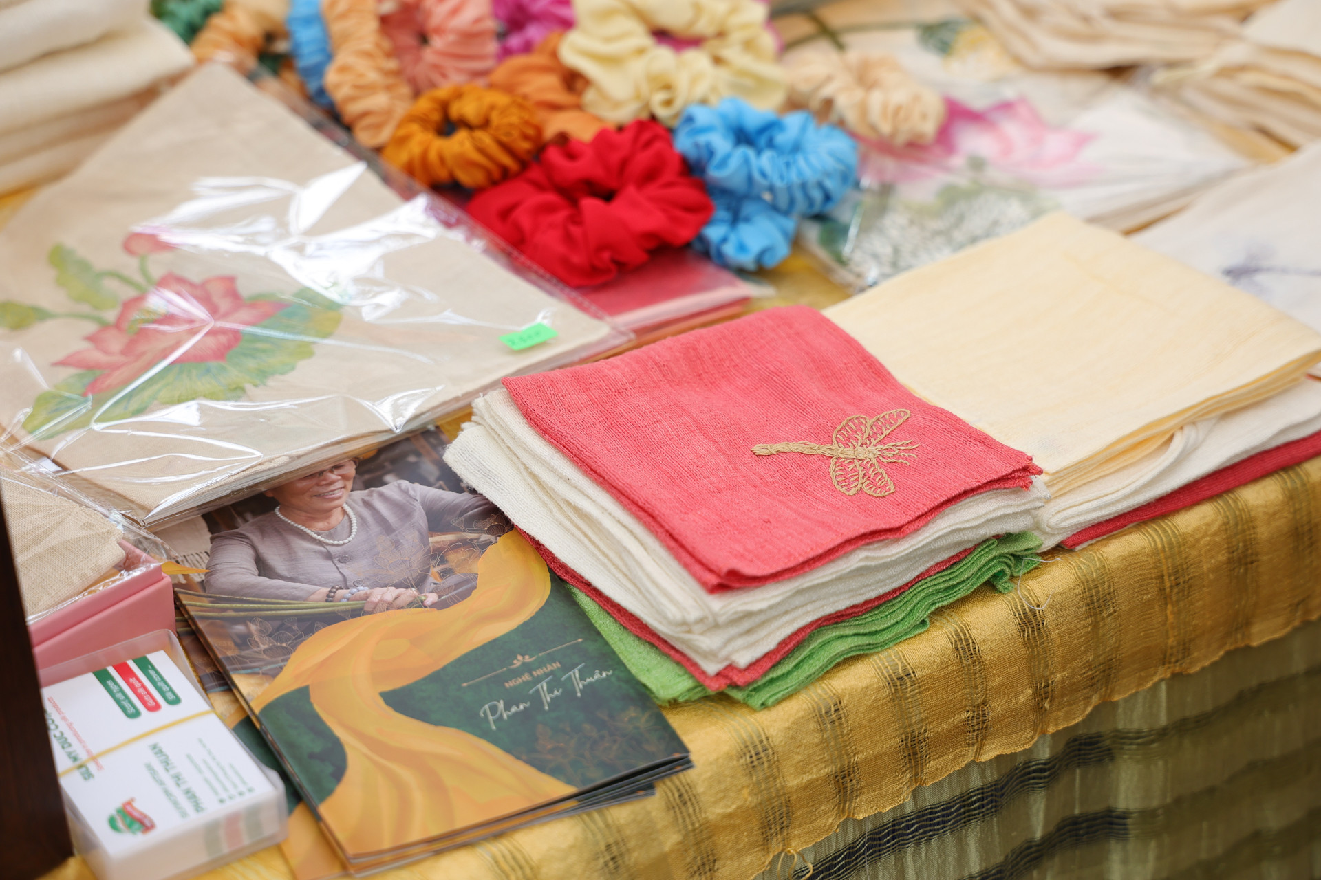 Với kỹ thuật điêu luyện cùng đôi bàn tay khéo léo, sự sáng tạo của người nghệ nhân, những chiếc khăn tơ sen vô cùng độc đáo càng trở nên hiếm có bởi được tạo nên từ nguyên liệu "độc nhất vô nhị".