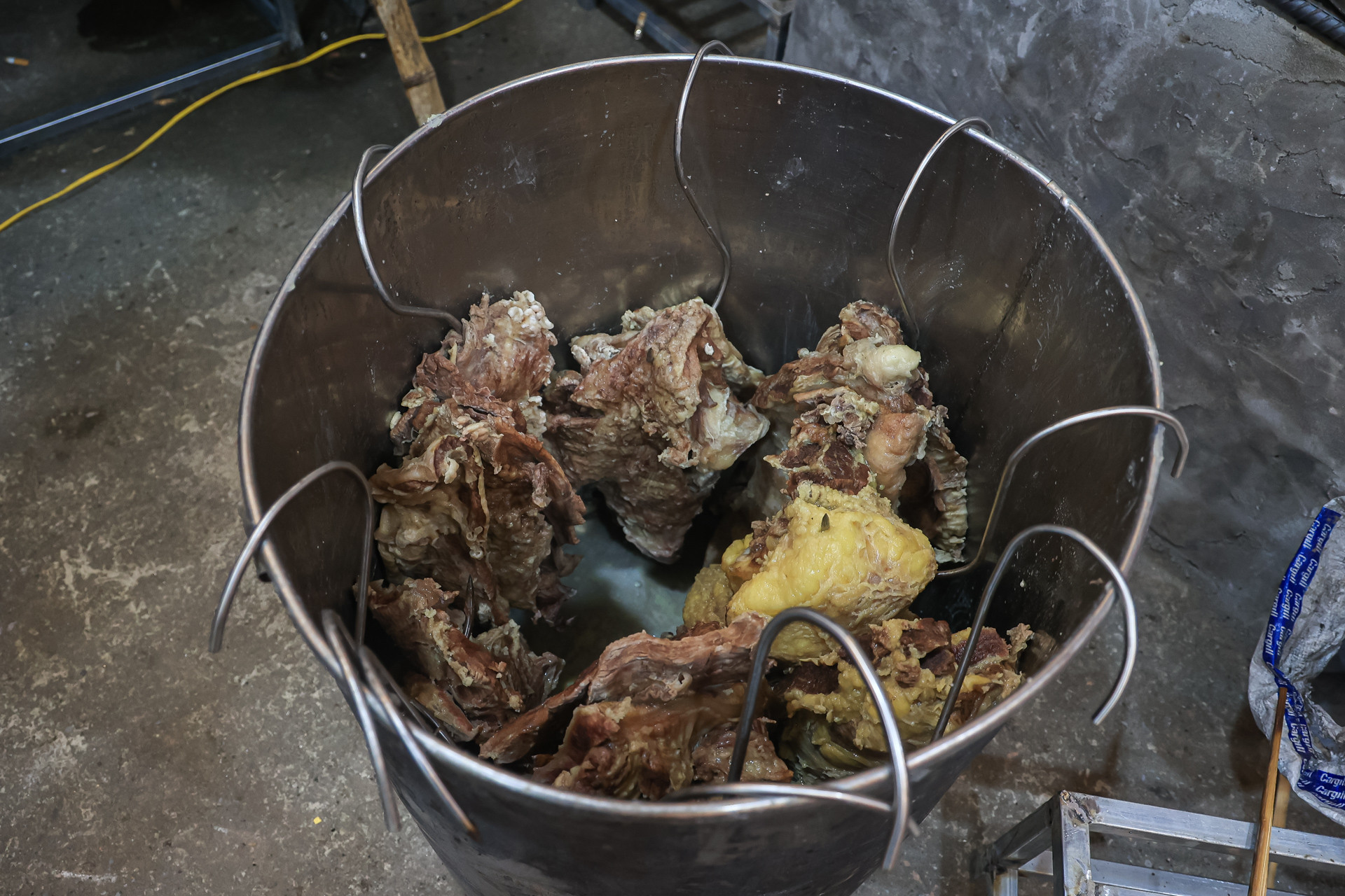 Thịt bò được đưa vào nồi để ninh cho hơn 2.000 bát phở sẽ có mặt trong Festival Phở 2024.