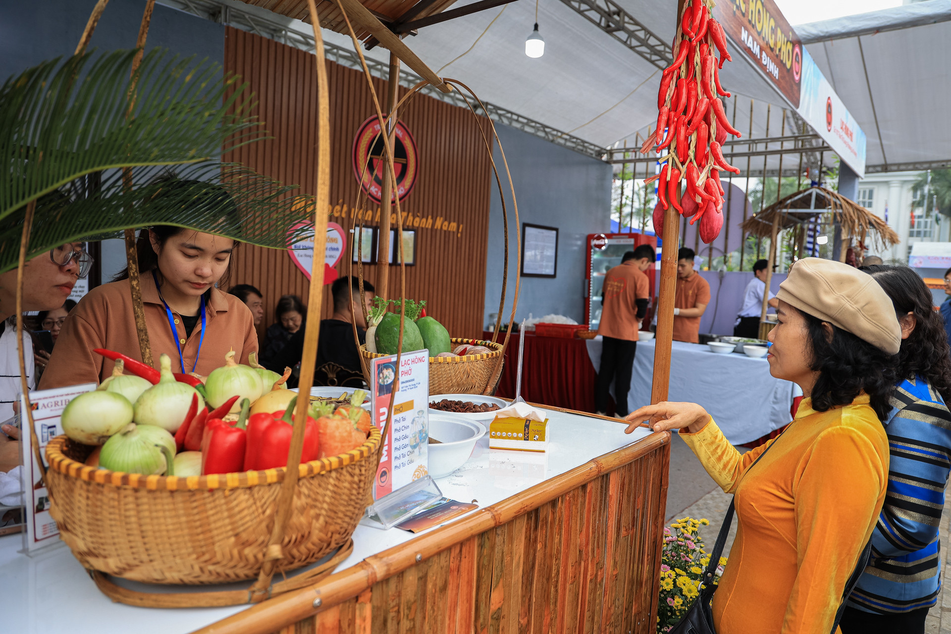 Các gian hàng sẽ bắt đầu bán từ 9 giờ sáng.