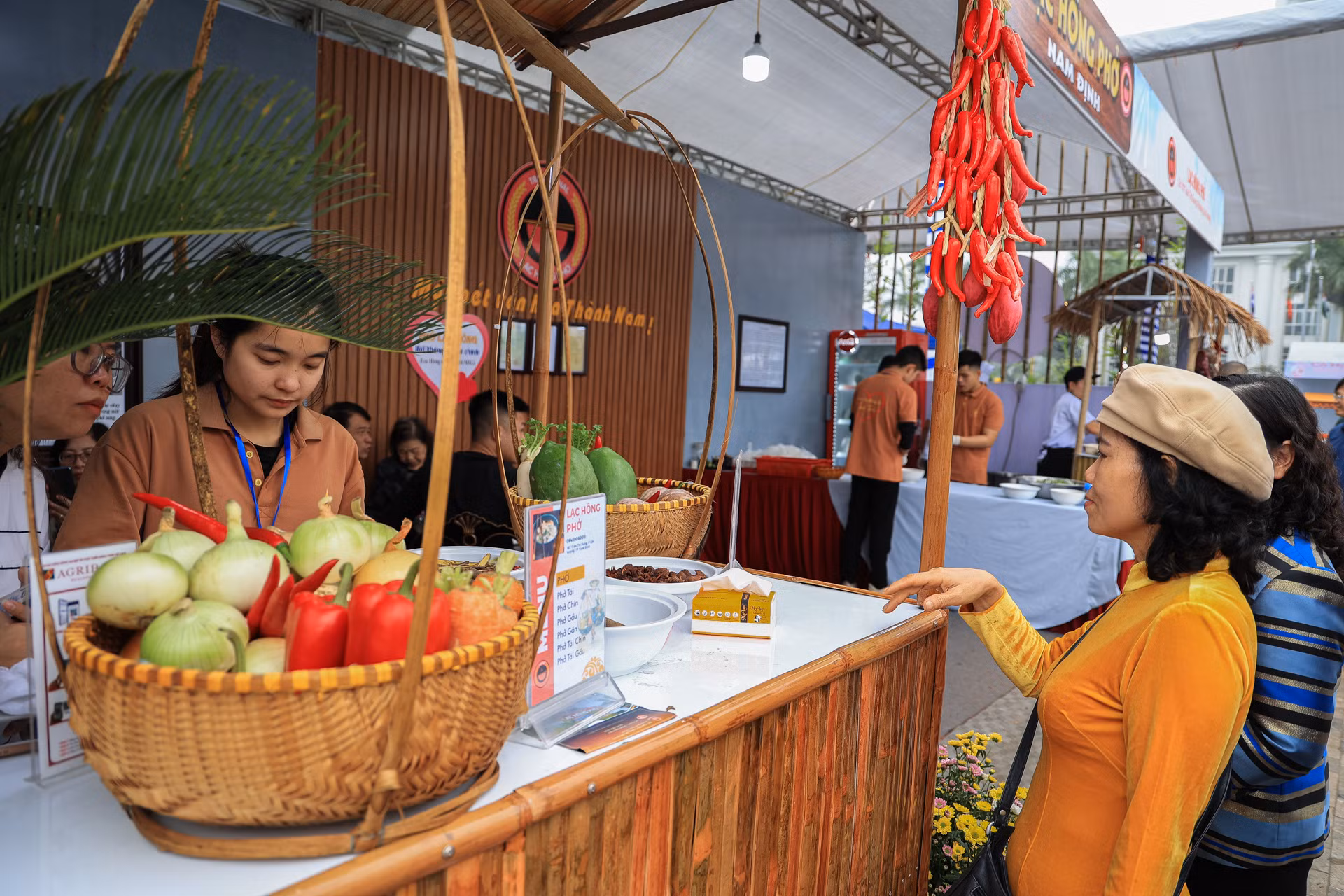 Các gian hàng sẽ bắt đầu bán từ 9 giờ sáng.