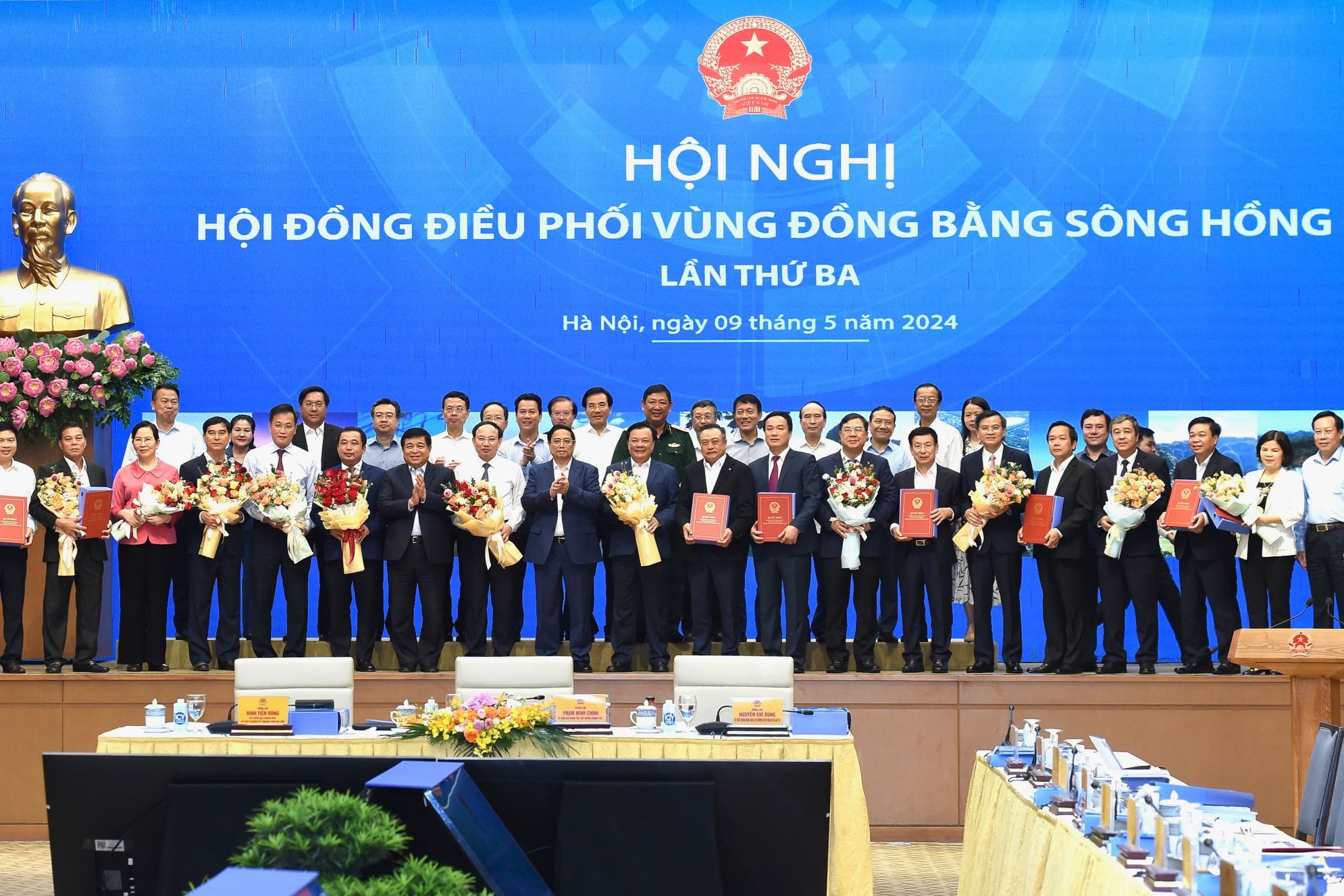 Thủ tướng Phạm Minh Chính trao Quyết định phê duyệt Quy hoạch cho lãnh đạo các địa phương vùng Đồng bằng sông Hồng.