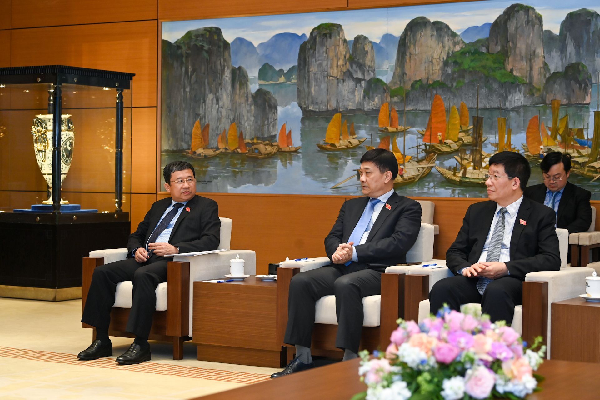 Chủ nhiệm Ủy ban Đối ngoại Vũ Hải Hà, Chủ nhiệm Ủy ban Kinh tế Vũ Hồng Thanh và các đại biểu dự buổi tiếp. Chủ nhiệm Ủy ban Đối ngoại Vũ Hải Hà, Chủ nhiệm Ủy ban Kinh tế Vũ Hồng Thanh và các đại biểu dự buổi tiếp.