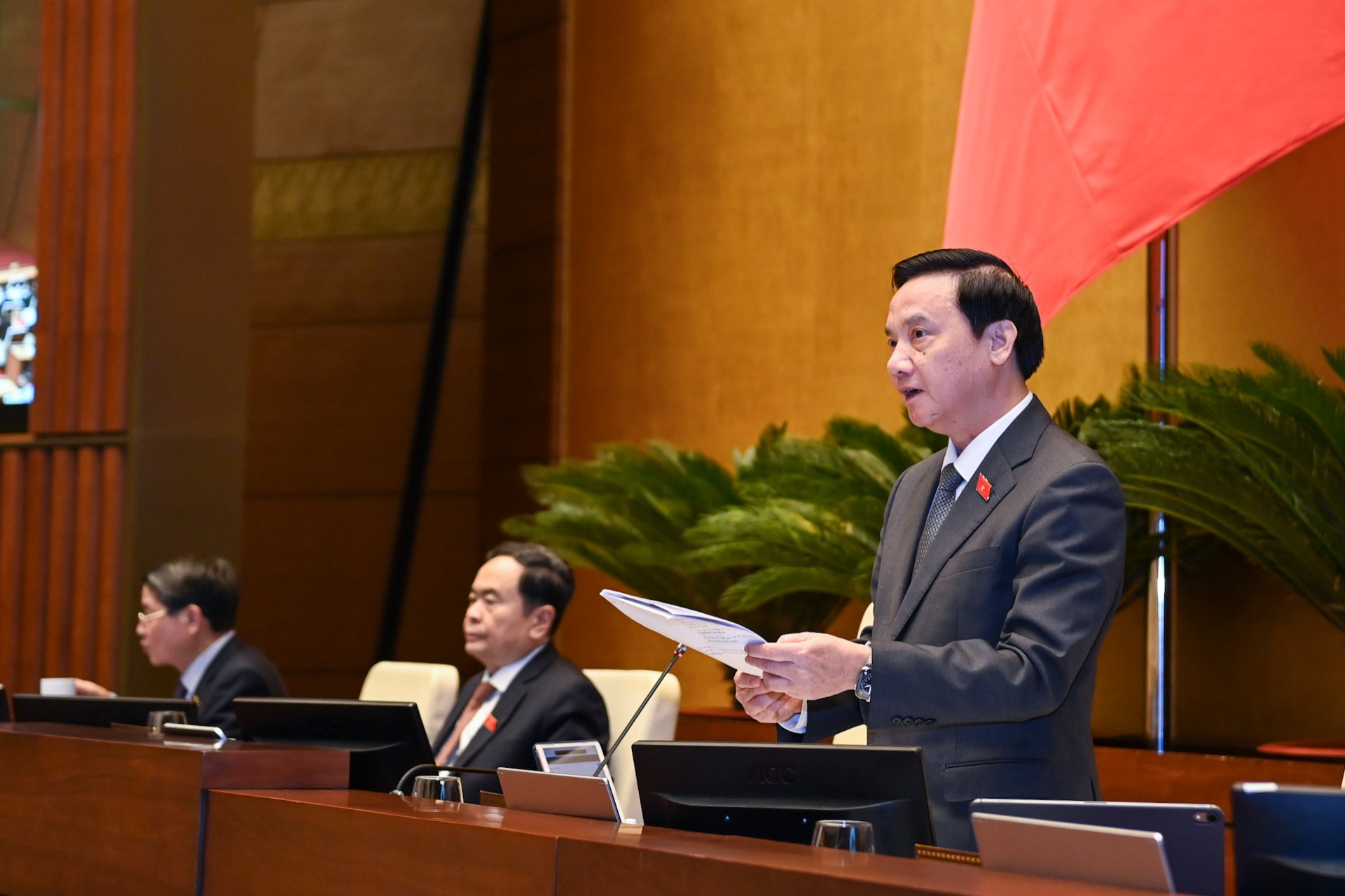 Phó Chủ tịch Quốc hội Nguyễn Khắc Định điều hành nội dung phiên họp.