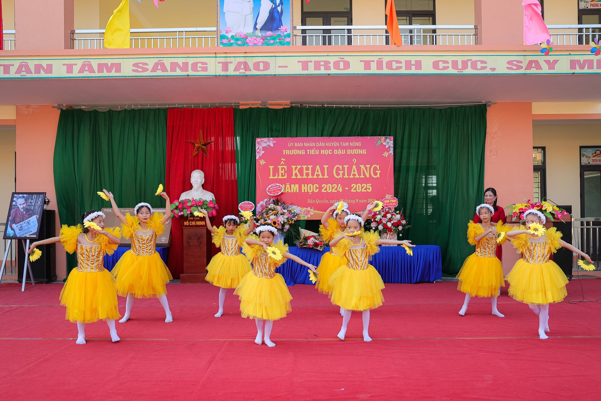 Tiết mục văn nghệ do các em học sinh Trường tiểu học Dậu Dương thực hiện.