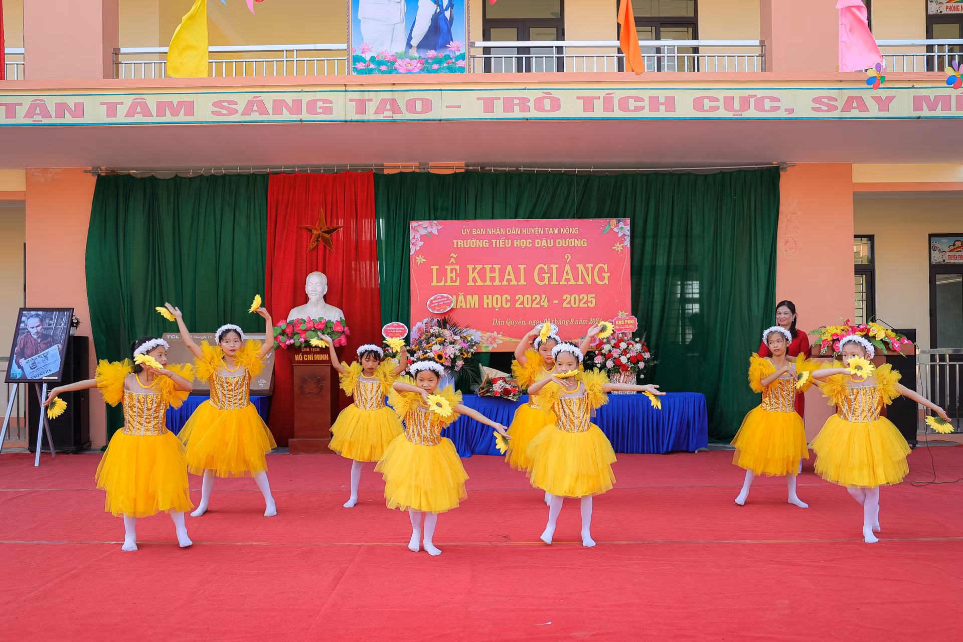 Tiết mục văn nghệ do các em học sinh Trường tiểu học Dậu Dương thực hiện.