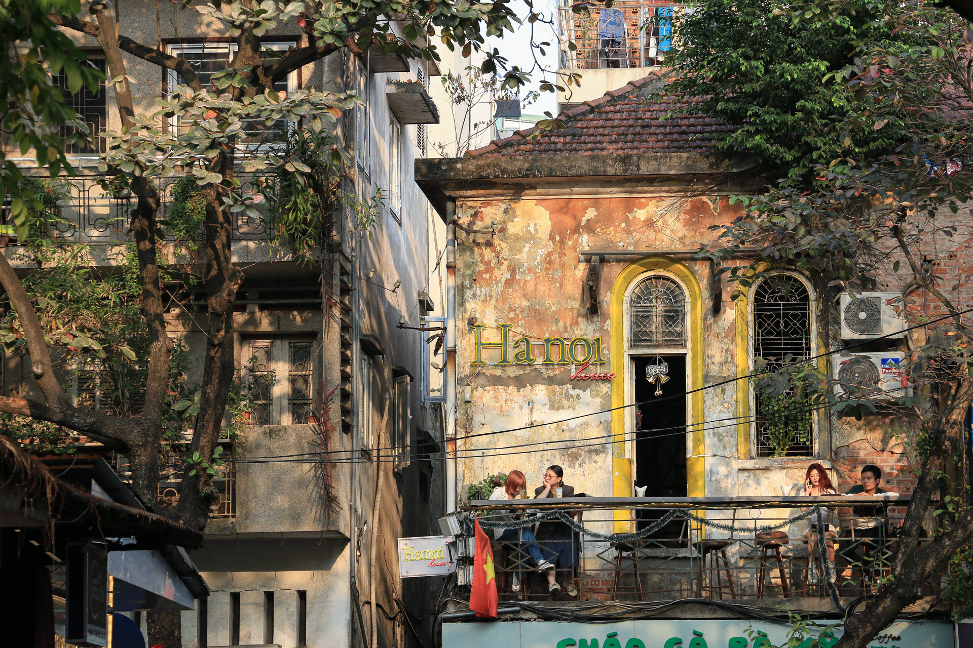 Chiều nay, nhiệt độ tại Hà Nội ở mức 25-26 độ C, trời có nắng nhẹ, không khí mát mẻ, thời tiết khá lý tưởng để tham gia các hoạt động ngoài trời.