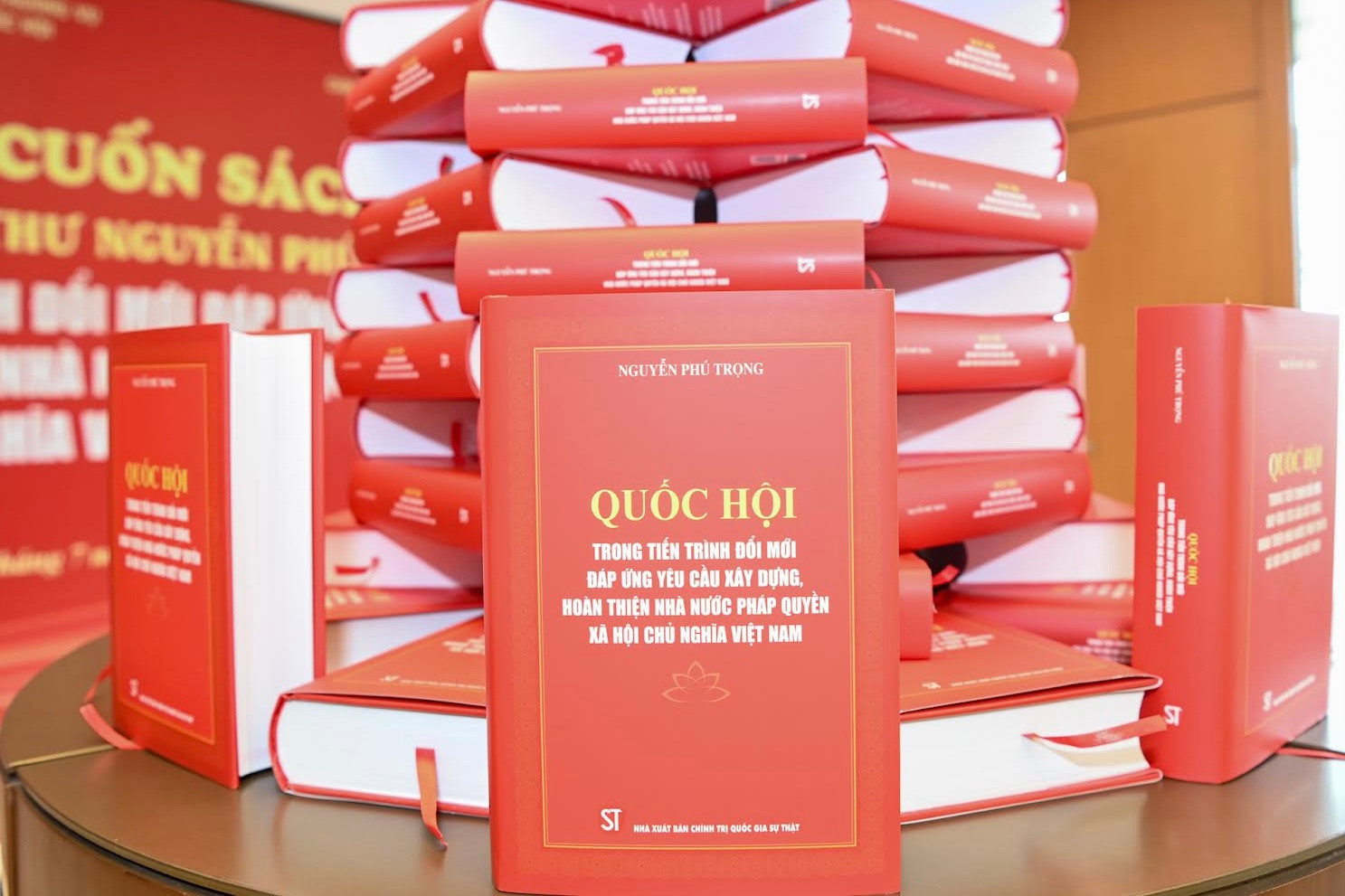 Cuốn sách tuyển chọn 95 bài viết, bài phát biểu và trả lời phỏng vấn của Tổng Bí thư Nguyễn Phú Trọng; thể hiện tư duy, tầm nhìn chiến lược sâu sắc về xây dựng và hoàn thiện Nhà nước pháp quyền xã hội chủ nghĩa Việt Nam của Nhân dân, do Nhân dân, vì Nhân dân.