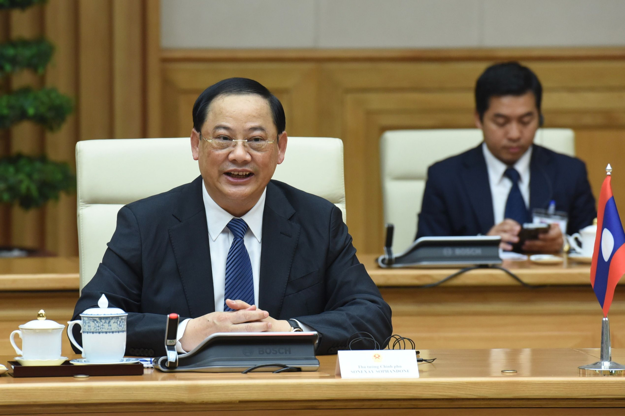 Thủ tướng Lào Sonexay Siphandone phát biểu tại buổi làm việc.