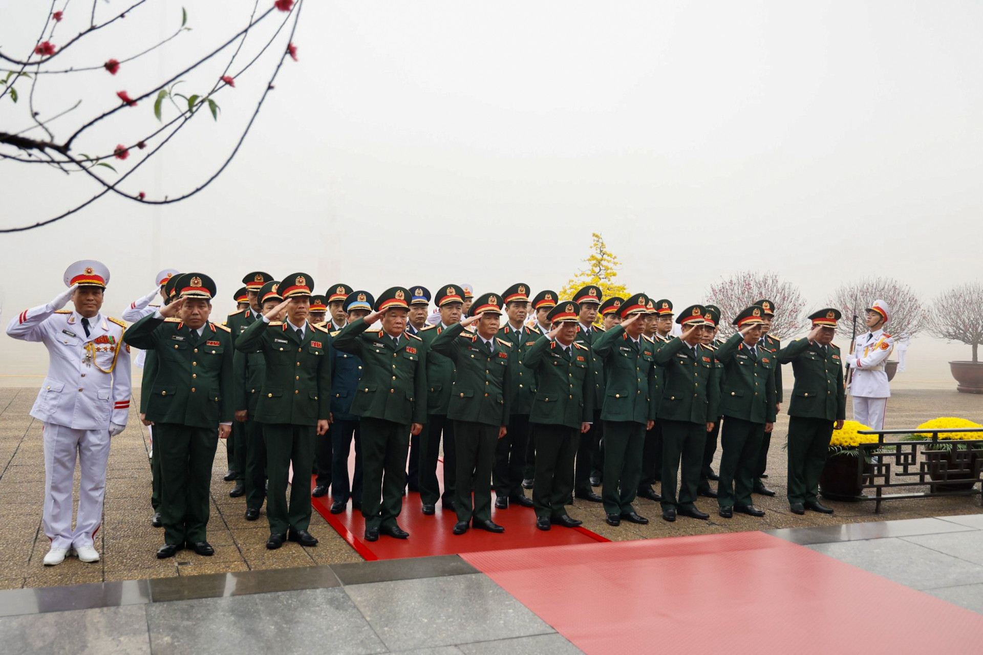 Đoàn đại biểu Quân ủy Trung ương và Bộ Quốc phòng thành kính tưởng nhớ Chủ tịch Hồ Chí Minh.