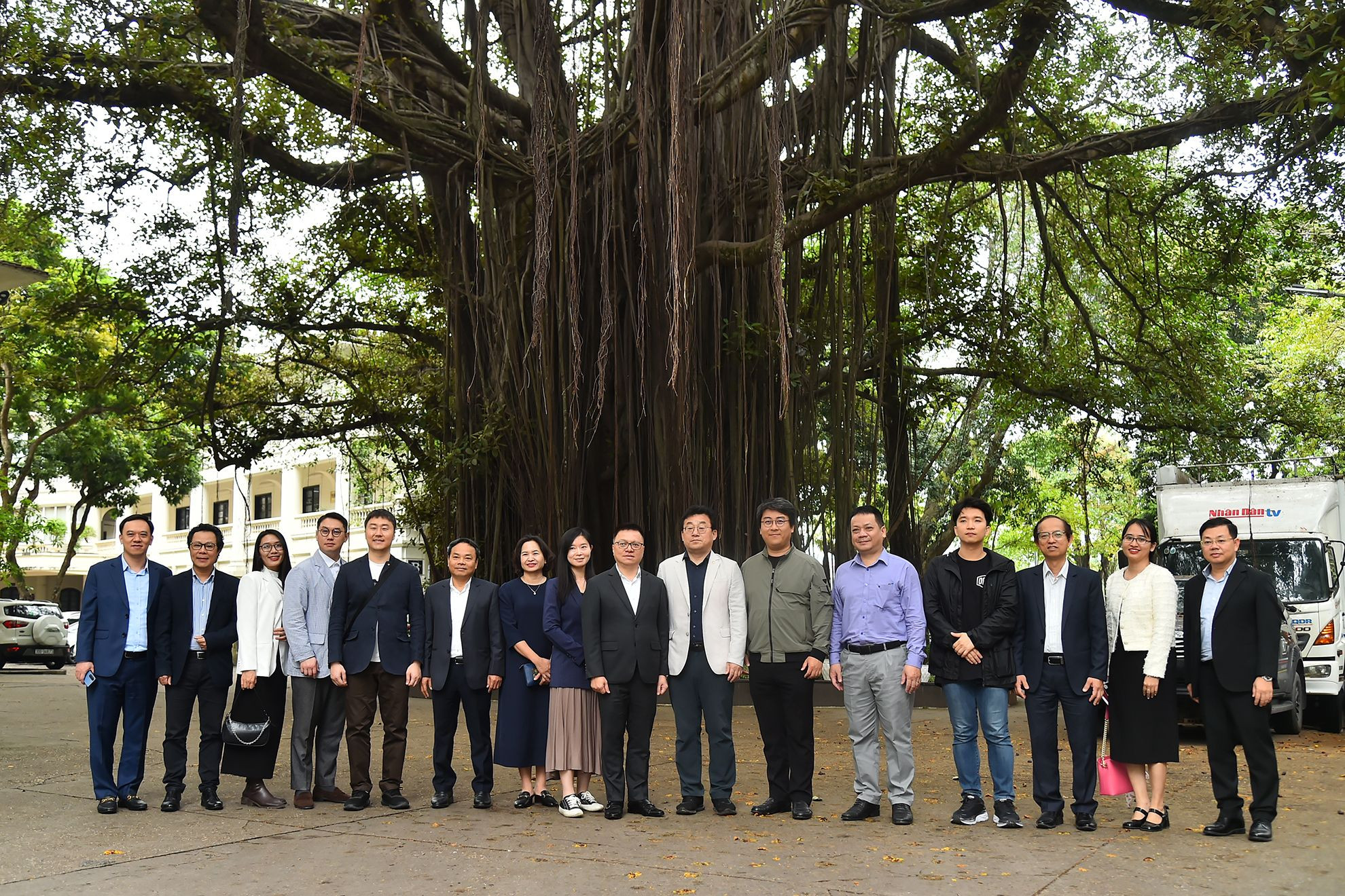 Tổng Biên tập Báo Nhân Dân Lê Quốc Minh, Chủ tịch Hội Nhà báo Hàn Quốc Park Jong Hyun cùng các đại biểu tại cây đa Báo Nhân Dân.