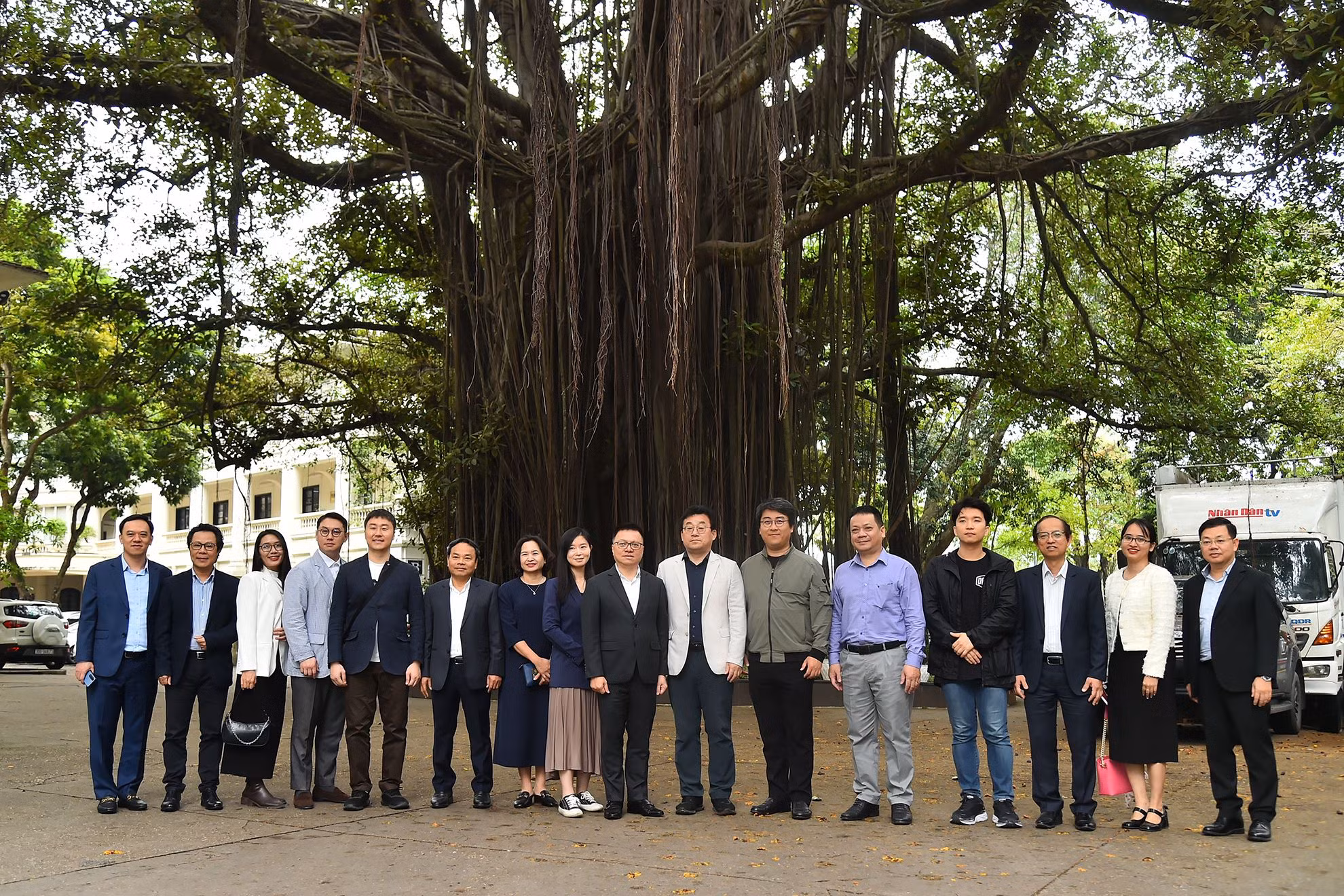 Tổng Biên tập Báo Nhân Dân Lê Quốc Minh, Chủ tịch Hội Nhà báo Hàn Quốc Park Jong Hyun cùng các đại biểu tại cây đa Báo Nhân Dân. Tổng Biên tập Báo Nhân Dân Lê Quốc Minh, Chủ tịch Hội Nhà báo Hàn Quốc Park Jong Hyun cùng các đại biểu tại cây đa Báo Nhân Dân.