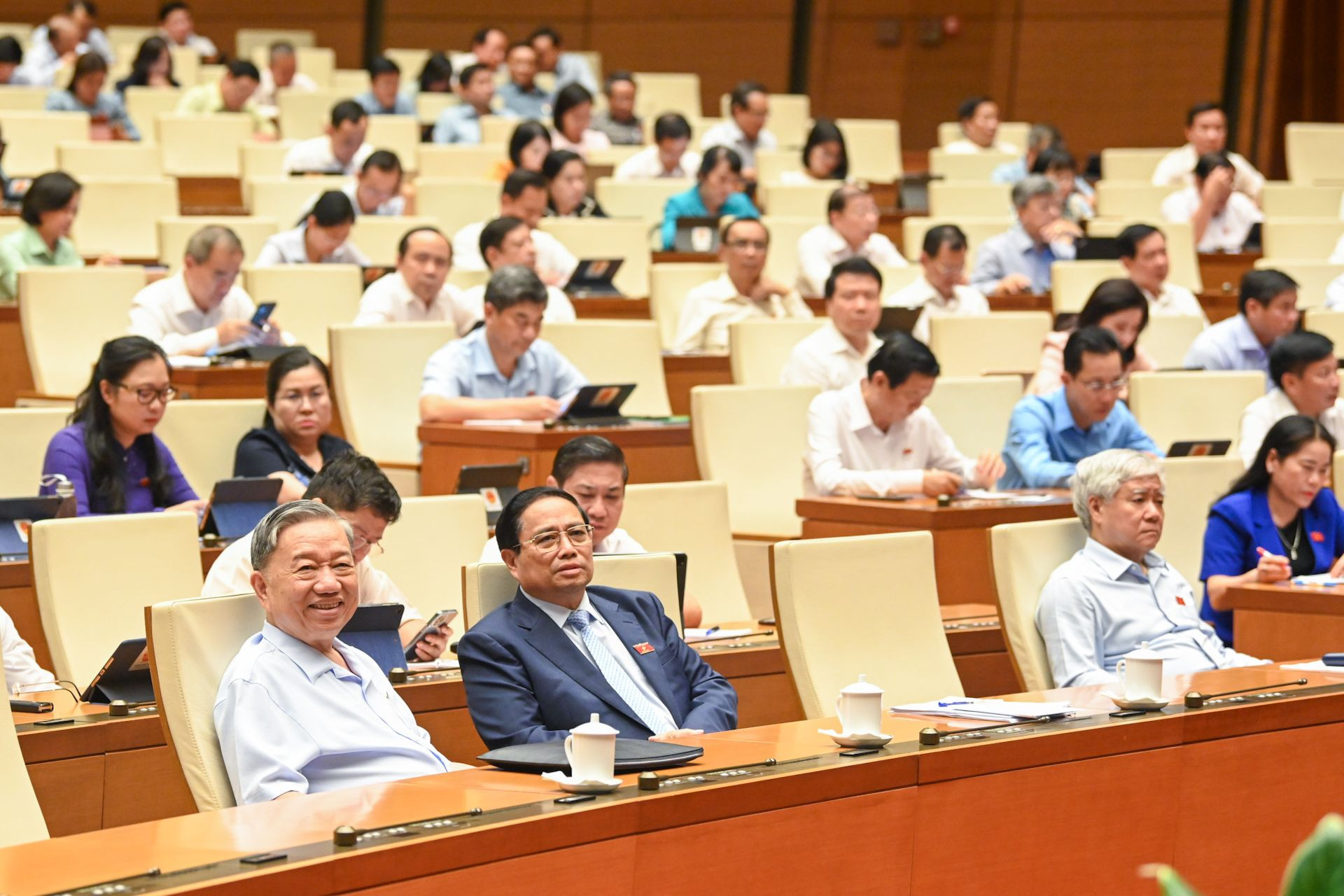 Chủ tịch nước Tô Lâm, Thủ tướng Chính phủ Phạm Minh Chính, Chủ tịch Ủy ban Trung ương Mặt trận Tổ quốc Việt Nam Đỗ Văn Chiến và các đại biểu Quốc hội dự phiên họp.