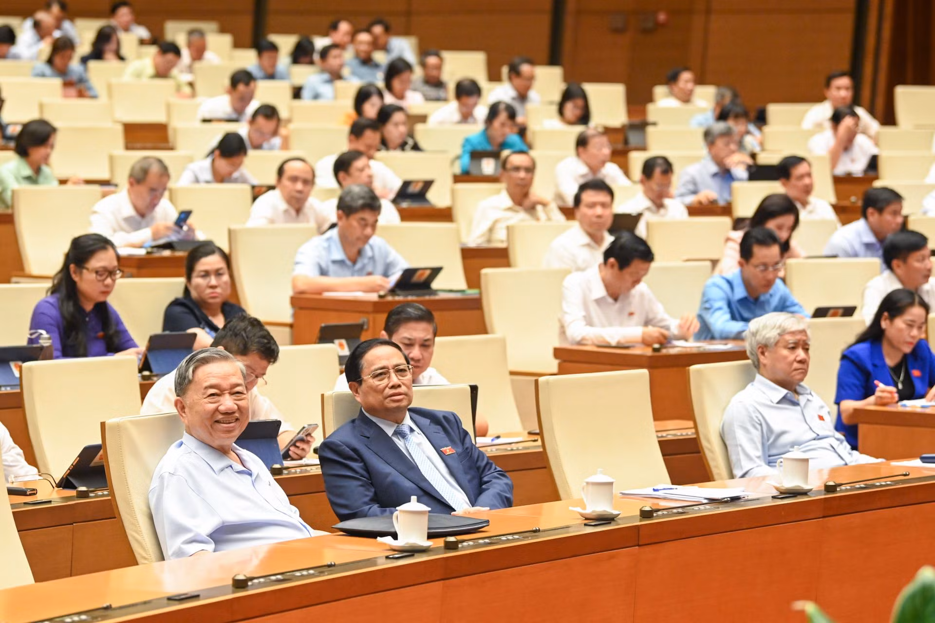 Chủ tịch nước Tô Lâm, Thủ tướng Chính phủ Phạm Minh Chính, Chủ tịch Ủy ban Trung ương Mặt trận Tổ quốc Việt Nam Đỗ Văn Chiến và các đại biểu Quốc hội dự phiên họp.