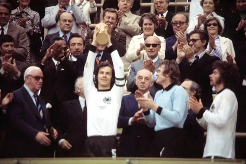 Thành công tiếp theo của Huyền thoại Franz Beckenbauer là chức vô địch World Cup 1974, hình ảnh ông nâng cao cúp sau trận thắng Hà Lan ở trận chung kết. (Ảnh: Ullstein Bild/Getty Images) Thành công tiếp theo của Huyền thoại Franz Beckenbauer là chức vô địch World Cup 1974, hình ảnh ông nâng cao cúp sau trận thắng Hà Lan ở trận chung kết. (Ảnh: Ullstein Bild/Getty Images)