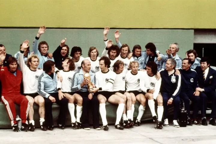 HLV Tây Đức ông Helmut Schön, đội trưởng Beckenbauer cầm cúp ăn mừng cùng các cầu thủ và nhân viên Tây Đức sau chiến thắng 2-1. (Ảnh: Hulton Archive/Getty Images) HLV Tây Đức ông Helmut Schön, đội trưởng Beckenbauer cầm cúp ăn mừng cùng các cầu thủ và nhân viên Tây Đức sau chiến thắng 2-1. (Ảnh: Hulton Archive/Getty Images)