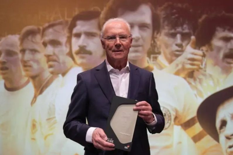 Beckenbauer và giải thưởng khi tham dự buổi dạ tiệc khai mạc Đại sảnh Danh vọng Bóng đá Đức tại Bảo tàng Bóng đá Đức vào năm 2019. (Ảnh: Ina Fassbender/AFP/Getty Images) Beckenbauer và giải thưởng khi tham dự buổi dạ tiệc khai mạc Đại sảnh Danh vọng Bóng đá Đức tại Bảo tàng Bóng đá Đức vào năm 2019. (Ảnh: Ina Fassbender/AFP/Getty Images)