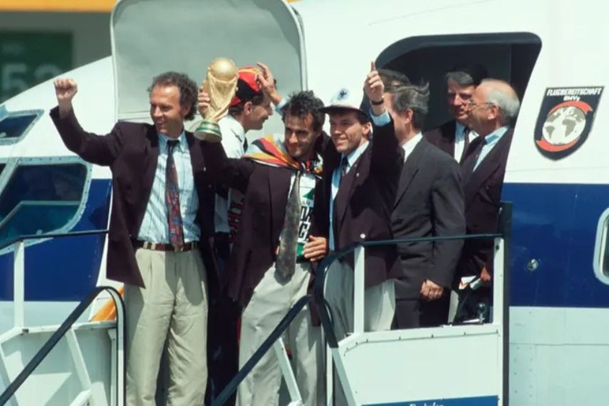 Tây Đức giành chiến thắng 1-0 nhờ quả phạt đền muộn của Andreas Brehme ở phút 85 ở trận chung kết World Cup 1990, qua đó chính thức vô địch. Huyền thoại Beckenbauer trở thành người hiếm hoi giành chức vô địch World Cup trên cả cương vị cầu thủ và huấn luyện viên. (Ảnh: Bongarts/Getty Images) Tây Đức giành chiến thắng 1-0 nhờ quả phạt đền muộn của Andreas Brehme ở phút 85 ở trận chung kết World Cup 1990, qua đó chính thức vô địch. Huyền thoại Beckenbauer trở thành người hiếm hoi giành chức vô địch World Cup trên cả cương vị cầu thủ và huấn luyện viên. (Ảnh: Bongarts/Getty Images)