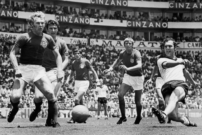 Bốn năm sau Beckenbauer và Tây Đức đối đầu với tuyển Anh sau thất bại năm 1966, ông và đội bóng đã giành chiến thắng 3-2 ở tứ kết World Cup 1970. (Ảnh: Ullstein Bild/Getty Images) Bốn năm sau Beckenbauer và Tây Đức đối đầu với tuyển Anh sau thất bại năm 1966, ông và đội bóng đã giành chiến thắng 3-2 ở tứ kết World Cup 1970. (Ảnh: Ullstein Bild/Getty Images)