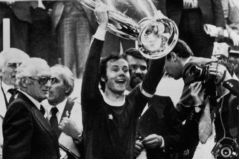 Thời gian sau đó, Beckenbauer gặt hái nhiều thành tích hơn, tiêu biểu là chức vô địch cúp C1 khi Bayern Munich đánh bại Leeds United 2-0 trong trận chung kết tại Parc des Princes vào tháng 5/1975. Trong thời gian Beckenbauer ở Bayern Munich, câu lạc bộ đã giành 3 chức vô địch quốc gia liên tiếp từ năm 1972 đến năm 1974 cùng với cú hat-trick vô địch Cúp C1 châu Âu (1974-1976). (Ảnh: Central Press/Getty Images) Thời gian sau đó, Beckenbauer gặt hái nhiều thành tích hơn, tiêu biểu là chức vô địch cúp C1 khi Bayern Munich đánh bại Leeds United 2-0 trong trận chung kết tại Parc des Princes vào tháng 5/1975. Trong thời gian Beckenbauer ở Bayern Munich, câu lạc bộ đã giành 3 chức vô địch quốc gia liên tiếp từ năm 1972 đến năm 1974 cùng với cú hat-trick vô địch Cúp C1 châu Âu (1974-1976). (Ảnh: Central Press/Getty Images)