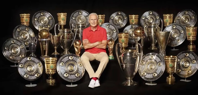 Trước cuộc triển lãm kỷ niệm sinh nhật lần thứ 75 của mình vào năm 2020, Beckenbauer chụp ảnh với tất cả những danh hiệu đạt được tại Bayern Munich. (Ảnh: FC Bayern) Trước cuộc triển lãm kỷ niệm sinh nhật lần thứ 75 của mình vào năm 2020, Beckenbauer chụp ảnh với tất cả những danh hiệu đạt được tại Bayern Munich. (Ảnh: FC Bayern)