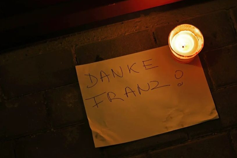 Một ngọn nến và một tờ giấy tưởng nhớ huyền thoại Franz Beckenbauer trước cửa nhà ở Munich, sau khi ông qua đời ở tuổi 78. (Ảnh: Anna Szilágyi/EPA) Một ngọn nến và một tờ giấy tưởng nhớ huyền thoại Franz Beckenbauer trước cửa nhà ở Munich, sau khi ông qua đời ở tuổi 78. (Ảnh: Anna Szilágyi/EPA)