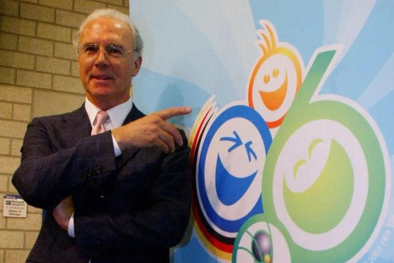 Năm 1998, Beckenbauer trở thành Phó Chủ tịch Hiệp hội bóng đá Đức và vào cuối những năm 1990, ông tiên phong trong việc nỗ lực giúp Đức giành quyền đăng cai FIFA World Cup 2006. (Ảnh: Alexander Hassenstein/Bongarts/Getty Images) Năm 1998, Beckenbauer trở thành Phó Chủ tịch Hiệp hội bóng đá Đức và vào cuối những năm 1990, ông tiên phong trong việc nỗ lực giúp Đức giành quyền đăng cai FIFA World Cup 2006. (Ảnh: Alexander Hassenstein/Bongarts/Getty Images)