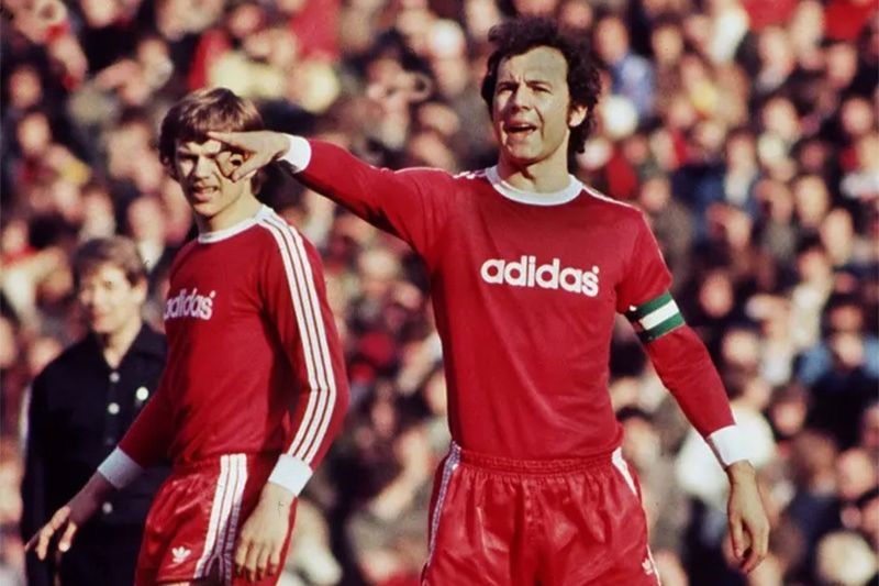 Huyền thoại Beckenbauer đang chỉ đạo các đồng đội khi Bayern Munich đấu với Dynamo Kyiv tại tứ kết Cup C1 mùa giải 1976-1977 và bị đánh bại, đây là thời điểm giữa mùa giải cuối cùng của ông tại Munich. Trong 13 năm sự nghiệp ở Bayern, Beckenbauer ra sân 584 lần và ghi 75 bàn thắng. (Ảnh: Colorsport/Shutterstock) Huyền thoại Beckenbauer đang chỉ đạo các đồng đội khi Bayern Munich đấu với Dynamo Kyiv tại tứ kết Cup C1 mùa giải 1976-1977 và bị đánh bại, đây là thời điểm giữa mùa giải cuối cùng của ông tại Munich. Trong 13 năm sự nghiệp ở Bayern, Beckenbauer ra sân 584 lần và ghi 75 bàn thắng. (Ảnh: Colorsport/Shutterstock)