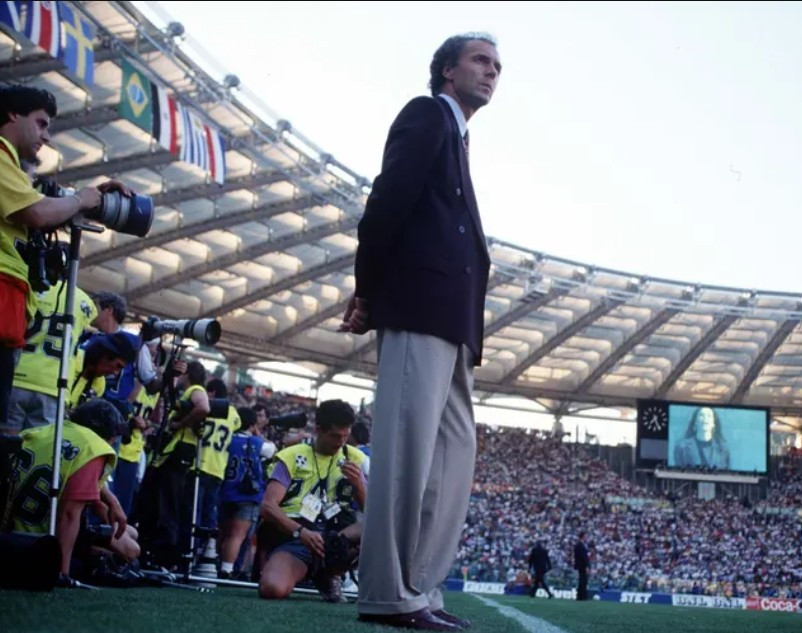 Huyền thoại Beckenbauer trở lại Đức năm 1984 và được bổ nhiệm làm huấn luyện viên đội tuyển quốc gia Tây Đức thay thế Jupp Derwall. Ông đã đưa đội bóng tới trận chung kết World Cup 1986, trước khi để thua Argentina. Bốn năm sau, Beckenbauer vẫn cầm quân và có cơ hội phục thù khi hai đội đối đầu tại Rome. (Ảnh: Colorsport/Shutterstock) Huyền thoại Beckenbauer trở lại Đức năm 1984 và được bổ nhiệm làm huấn luyện viên đội tuyển quốc gia Tây Đức thay thế Jupp Derwall. Ông đã đưa đội bóng tới trận chung kết World Cup 1986, trước khi để thua Argentina. Bốn năm sau, Beckenbauer vẫn cầm quân và có cơ hội phục thù khi hai đội đối đầu tại Rome. (Ảnh: Colorsport/Shutterstock)