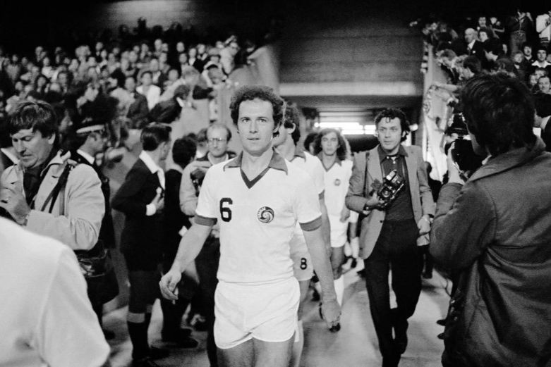 Beckenbauer đến New York vào năm 1977, gia nhập Cosmos và có 105 lần ra sân trong khoảng thời gian 3 năm. Trong thời gian này, vào tháng 9/1978 ông đã cùng đội bóng đến Stamford Bridge đấu giao hữu với Chelsea. (Ảnh: Phil Sheldon/Popperfoto/Getty Images) Beckenbauer đến New York vào năm 1977, gia nhập Cosmos và có 105 lần ra sân trong khoảng thời gian 3 năm. Trong thời gian này, vào tháng 9/1978 ông đã cùng đội bóng đến Stamford Bridge đấu giao hữu với Chelsea. (Ảnh: Phil Sheldon/Popperfoto/Getty Images)