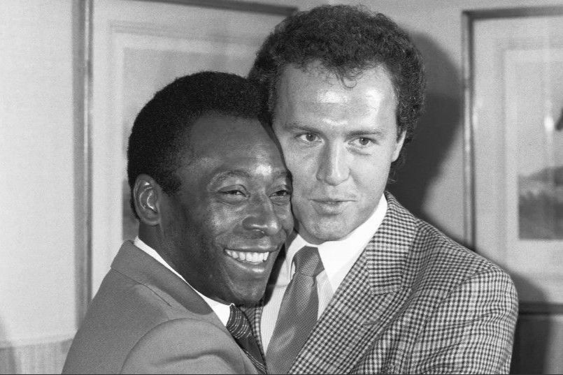 Trước khi treo giày, Beckenbauer trở lại Cosmos vào năm 1983 trong mùa giải cuối cùng và đã được chào đón bởi Pelé. (Ảnh: Bettmann Archive) Trước khi treo giày, Beckenbauer trở lại Cosmos vào năm 1983 trong mùa giải cuối cùng và đã được chào đón bởi Pelé. (Ảnh: Bettmann Archive)