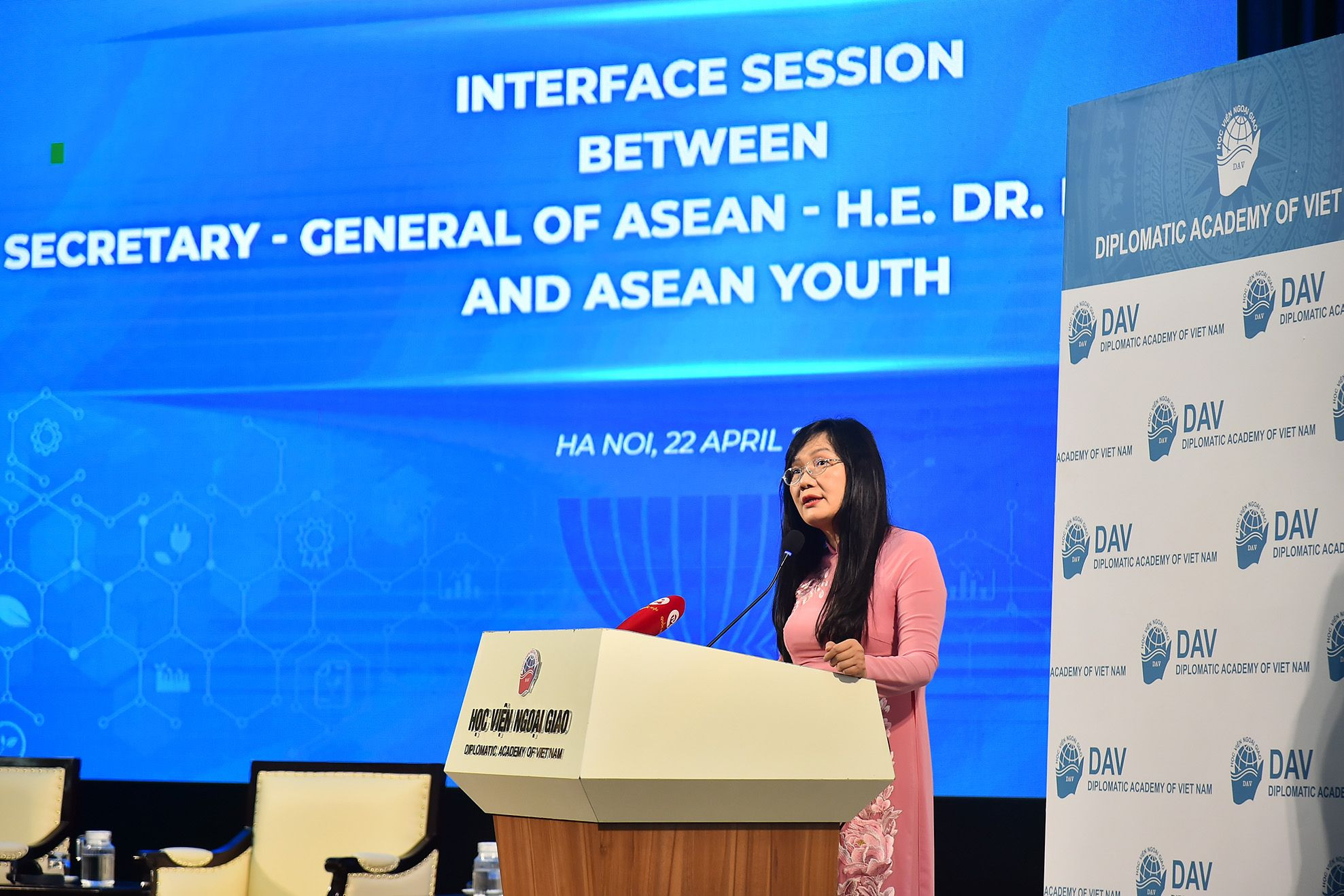 Quyền Giám đốc Học viện Ngoại giao Phạm Lan Dung phát biểu chào mừng buổi “Đối thoại giữa Tổng Thư ký ASEAN Kao Kim Hourn với thanh niên các nước ASEAN”.